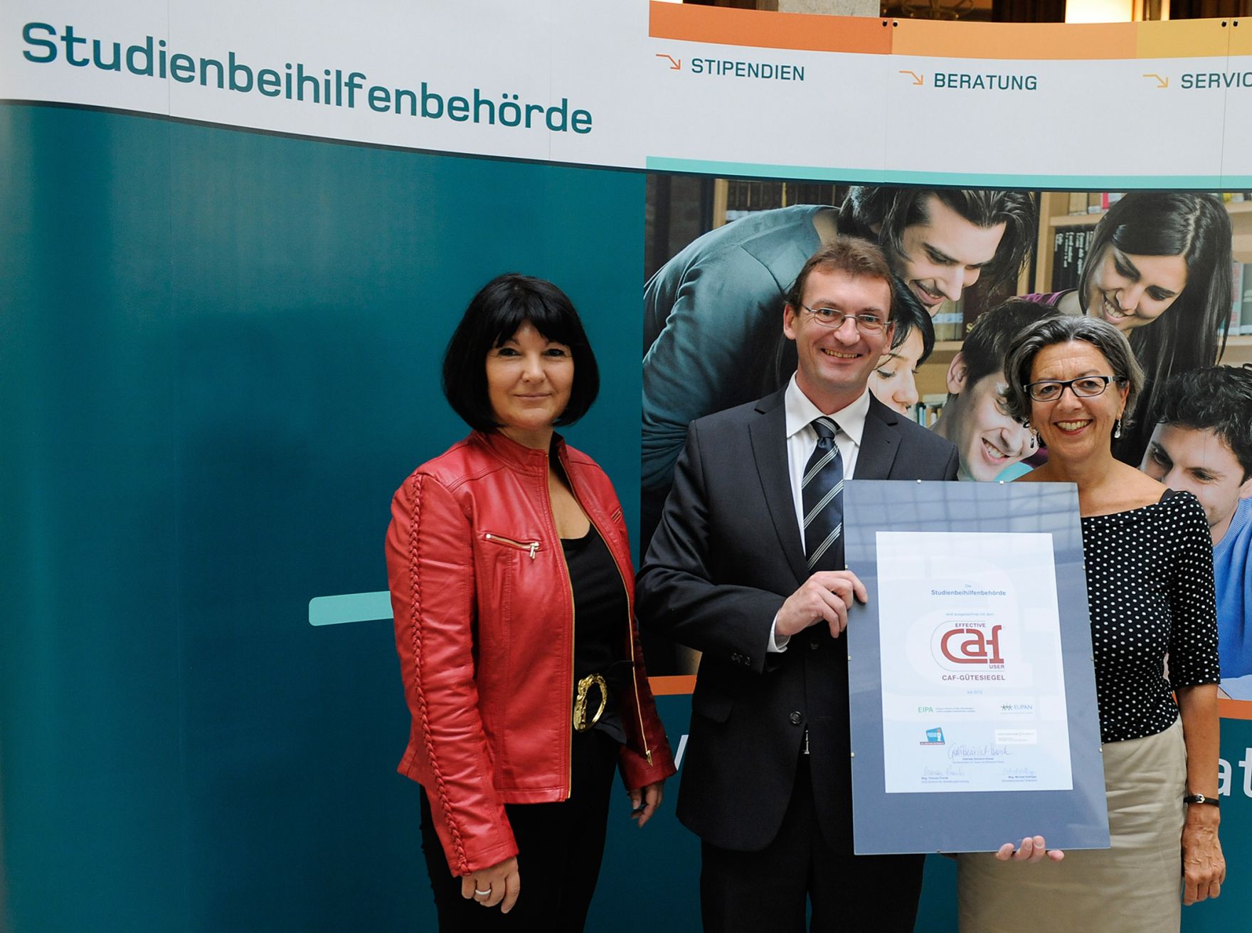 Am 10. Oktober 2012 &uuml;bergab Bundeskanzleramt-Sektionschefin Angelika Flatz das CAF-G&uuml;tesiegel an die Studienbeihilfenbeh&ouml;rde. Im Bild Angelika Flatz (l.) mit dem Leiter der Studienbeihilfenbeh&ouml;rde Gottfried Schl&ouml;glhofer (m.) und Elisabeth Freismuth (r.) vom Bundesministerium f&uuml;r Wissenschaft und Forschung.