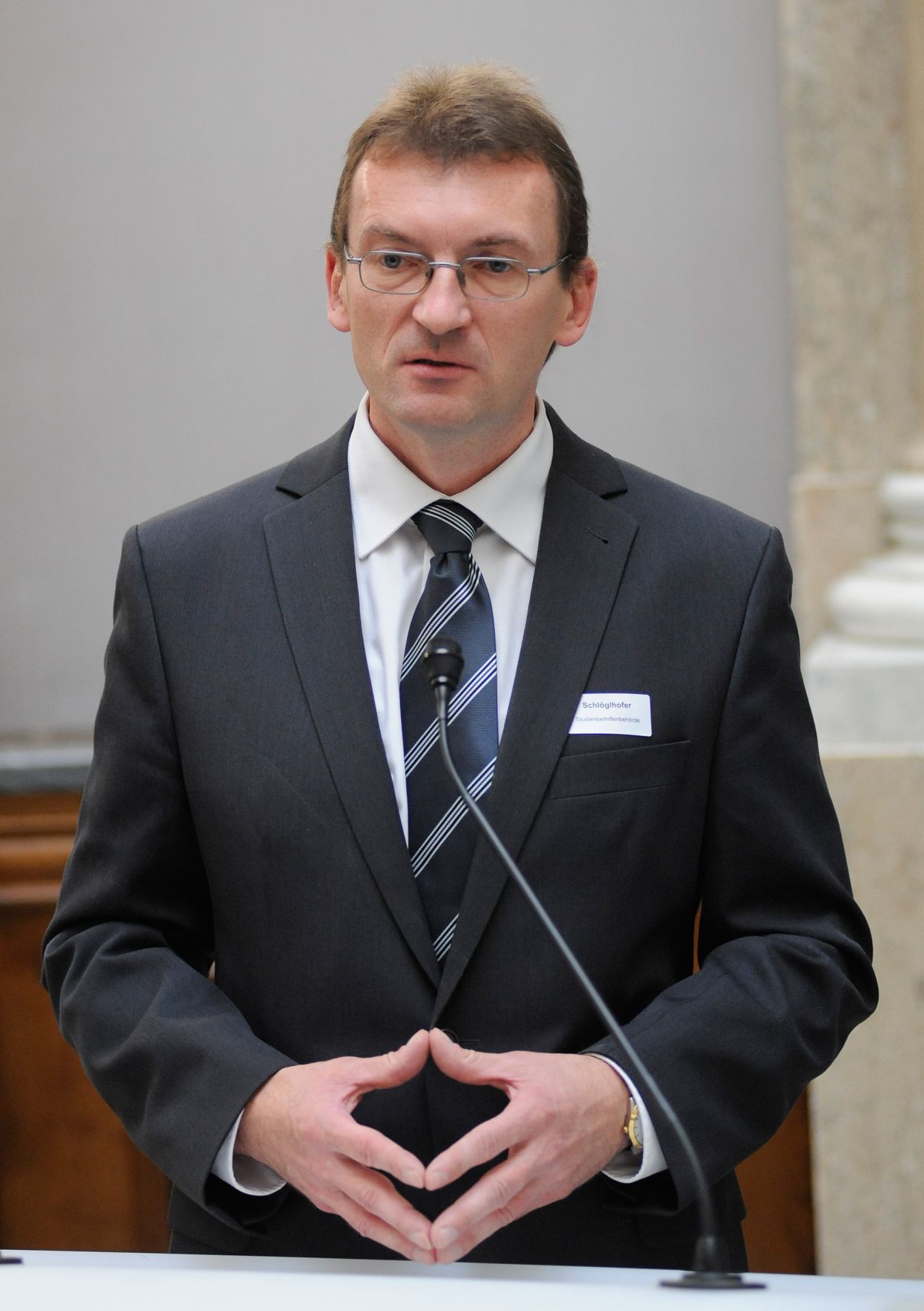 Am 10. Oktober 2012 &uuml;bergab Bundeskanzleramt-Sektionschefin Angelika Flatz das CAF-G&uuml;tesiegel an die Studienbeihilfenbeh&ouml;rde. Im Bild Gottfried Schl&ouml;glhofer, Leiter der Studienbeihilfenbeh&ouml;rde.