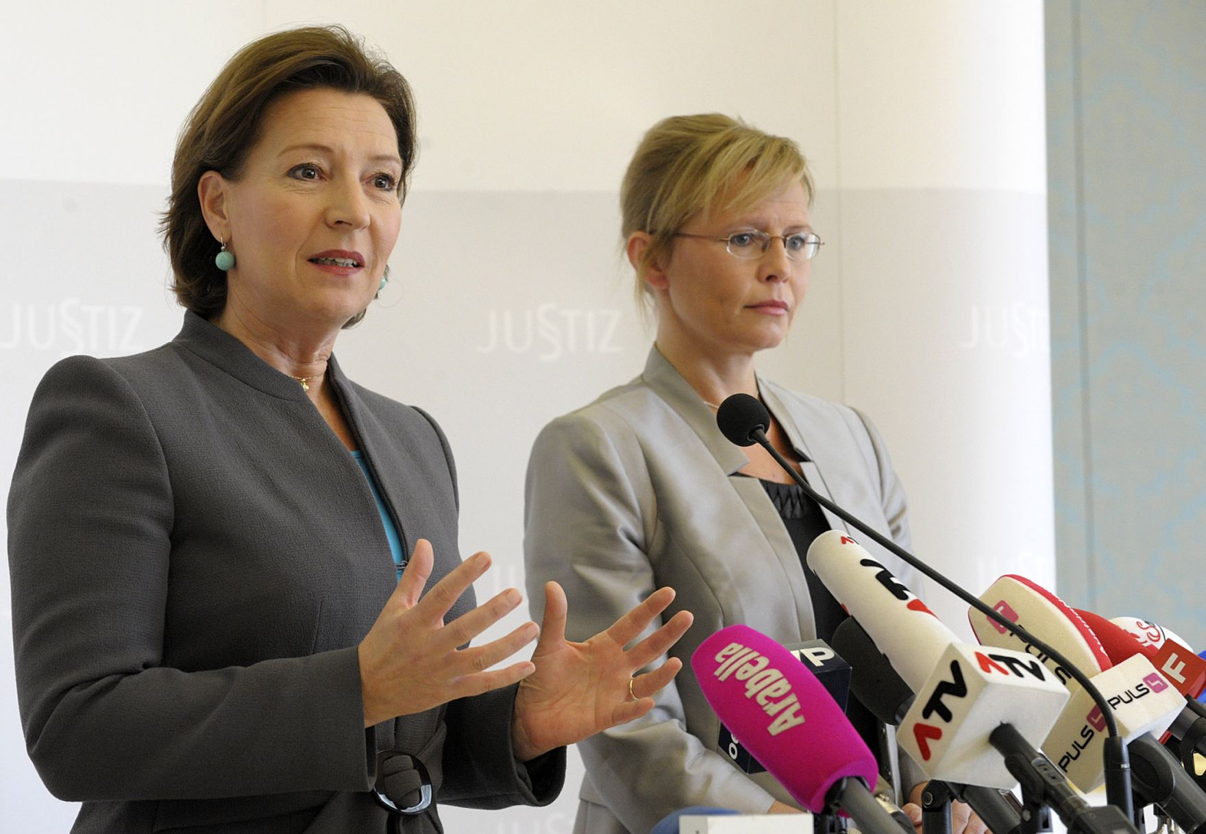 Am 10. Oktober 2012 gaben Justizministerin Beatrix Karl (r.) und Frauenministerin Gabriele Heinisch-Hosek (l.) eine gemeinsame Pressekonferenz zum Thema &quot;Familienrechtspaket&quot; im Justizministerium.