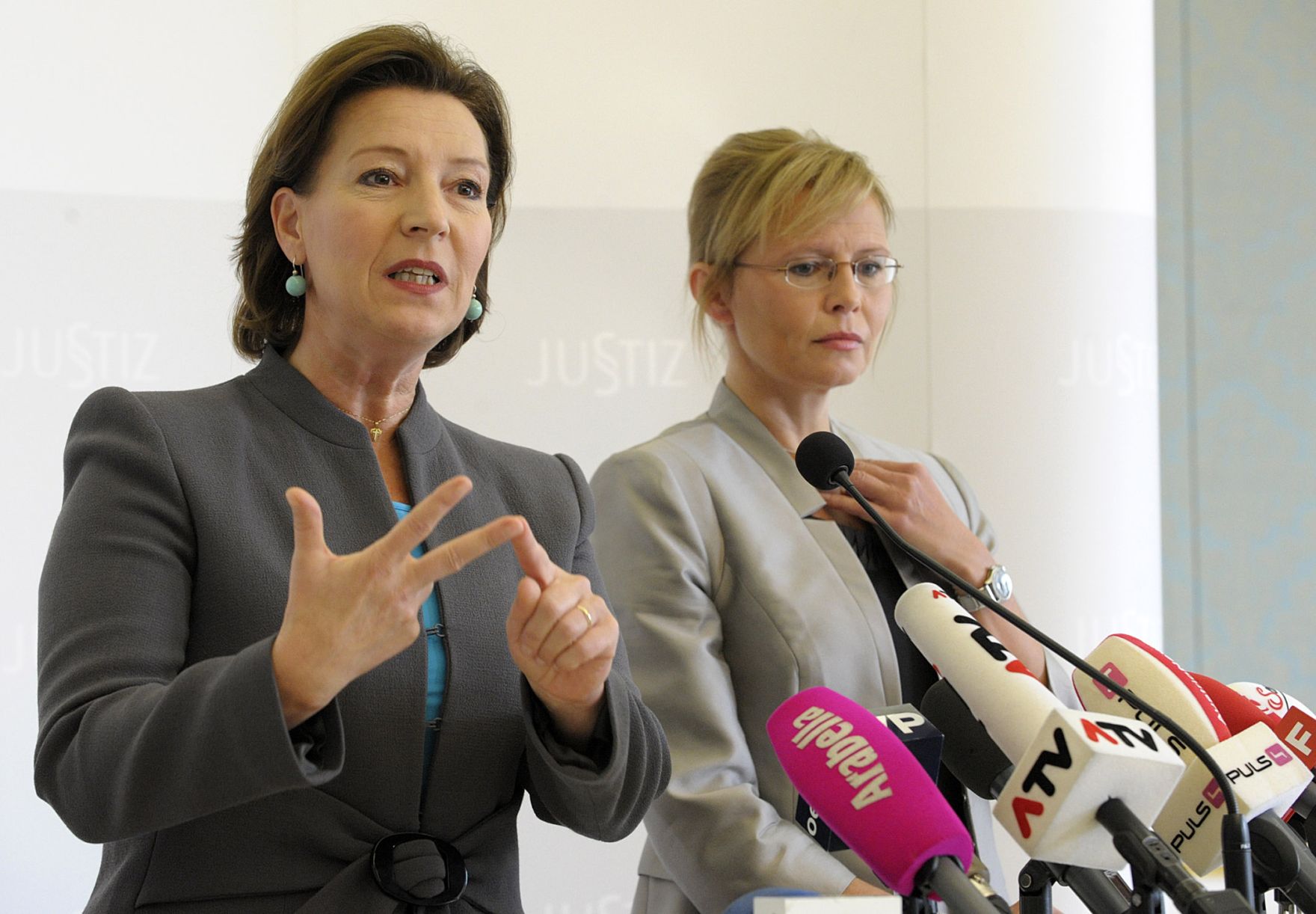 Am 10. Oktober 2012 gaben Justizministerin Beatrix Karl (r.) und Frauenministerin Gabriele Heinisch-Hosek (l.) eine gemeinsame Pressekonferenz zum Thema &quot;Familienrechtspaket&quot; im Justizministerium.
