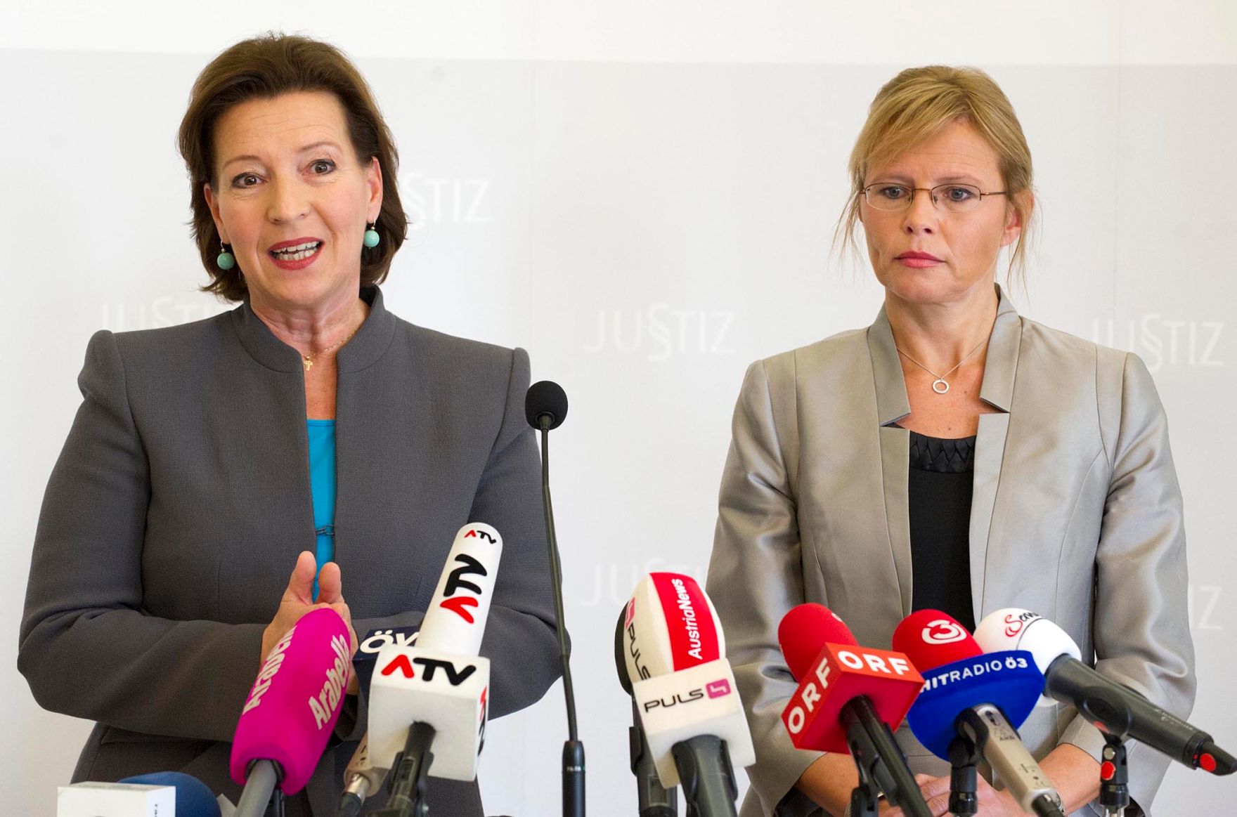 Am 10. Oktober 2012 gaben Justizministerin Beatrix Karl (r.) und Frauenministerin Gabriele Heinisch-Hosek (l.) eine gemeinsame Pressekonferenz zum Thema &quot;Familienrechtspaket&quot; im Justizministerium.