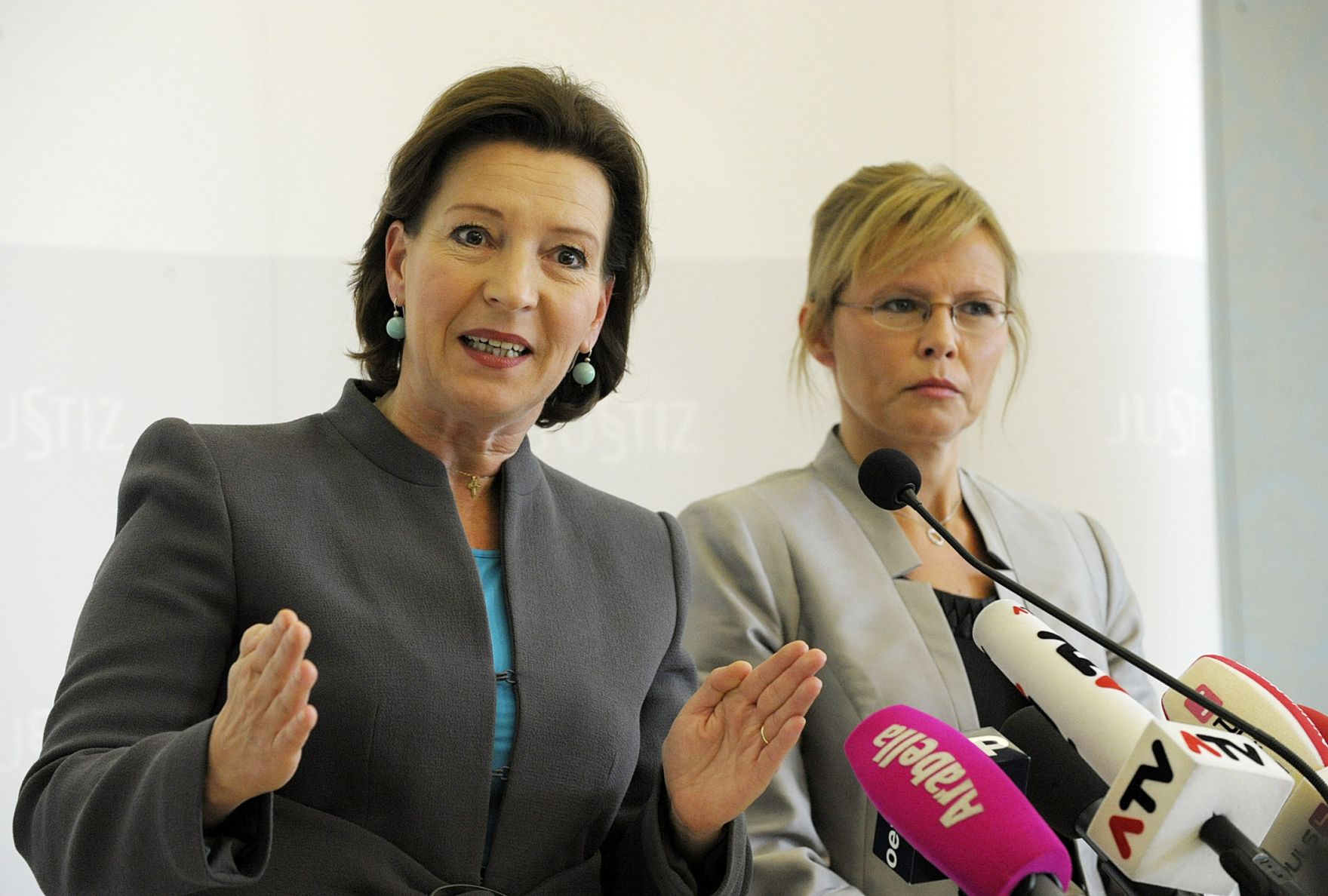 Am 10. Oktober 2012 gaben Justizministerin Beatrix Karl (r.) und Frauenministerin Gabriele Heinisch-Hosek (l.) eine gemeinsame Pressekonferenz zum Thema &quot;Familienrechtspaket&quot; im Justizministerium.