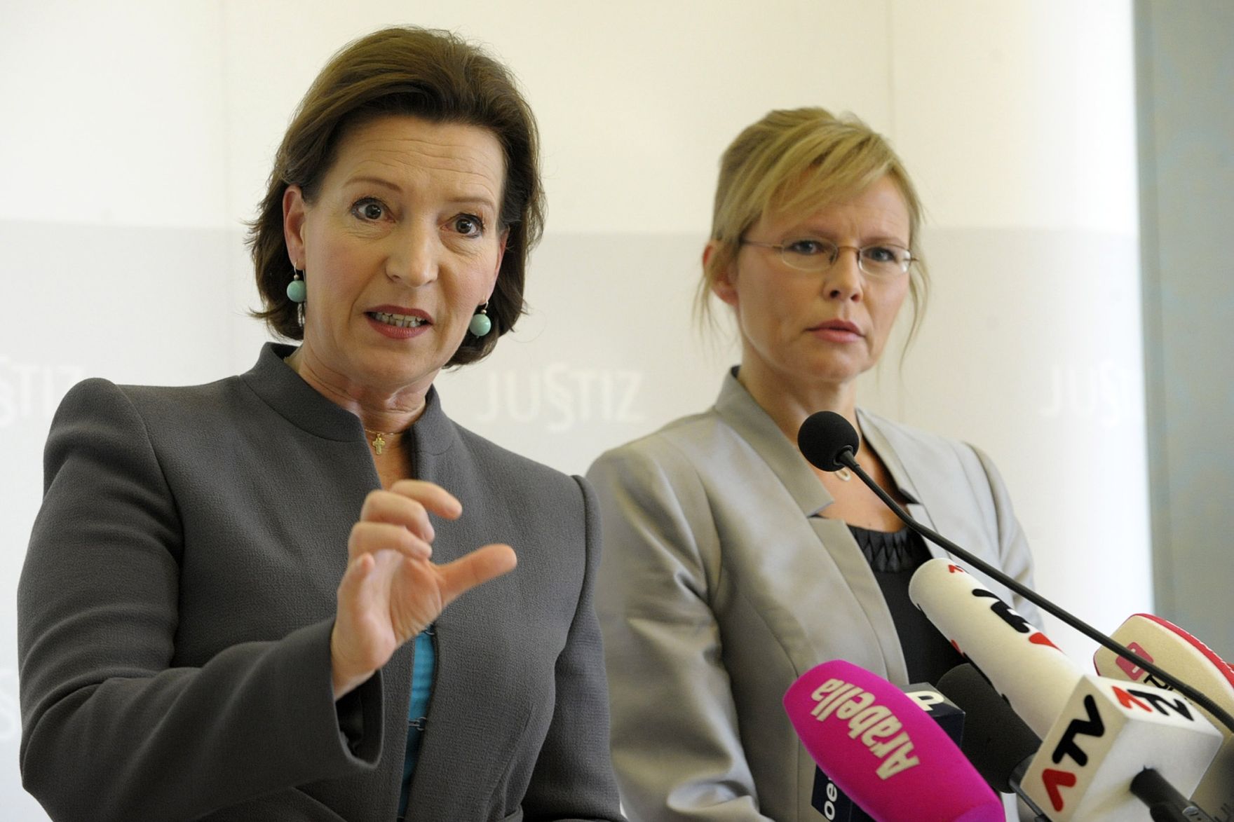 Am 10. Oktober 2012 gaben Justizministerin Beatrix Karl (r.) und Frauenministerin Gabriele Heinisch-Hosek (l.) eine gemeinsame Pressekonferenz zum Thema &quot;Familienrechtspaket&quot; im Justizministerium.