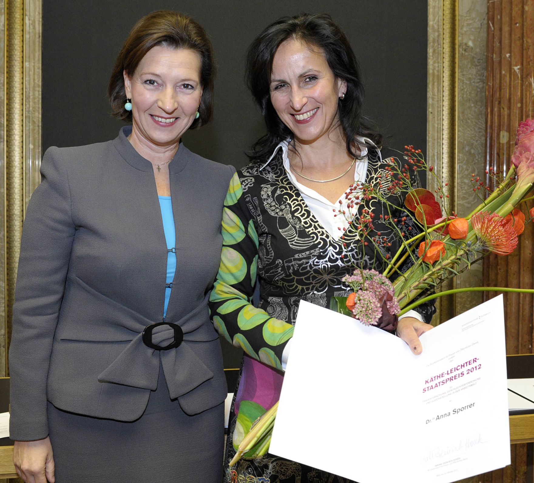 Am 10. Oktober 2012 luden Nationalratspr&auml;sidentin Barbara Prammer und die Frauenministerin gemeinsam zur Verleihung des Frauen-Lebenswerk-Preises und der K&auml;the Leichter-Preise 2012 ins Parlament. Im Bild Frauenministerin Gabriele Heinisch-Hosek (l.) mit Preistr&auml;gerin Anna Sporrer (r.).