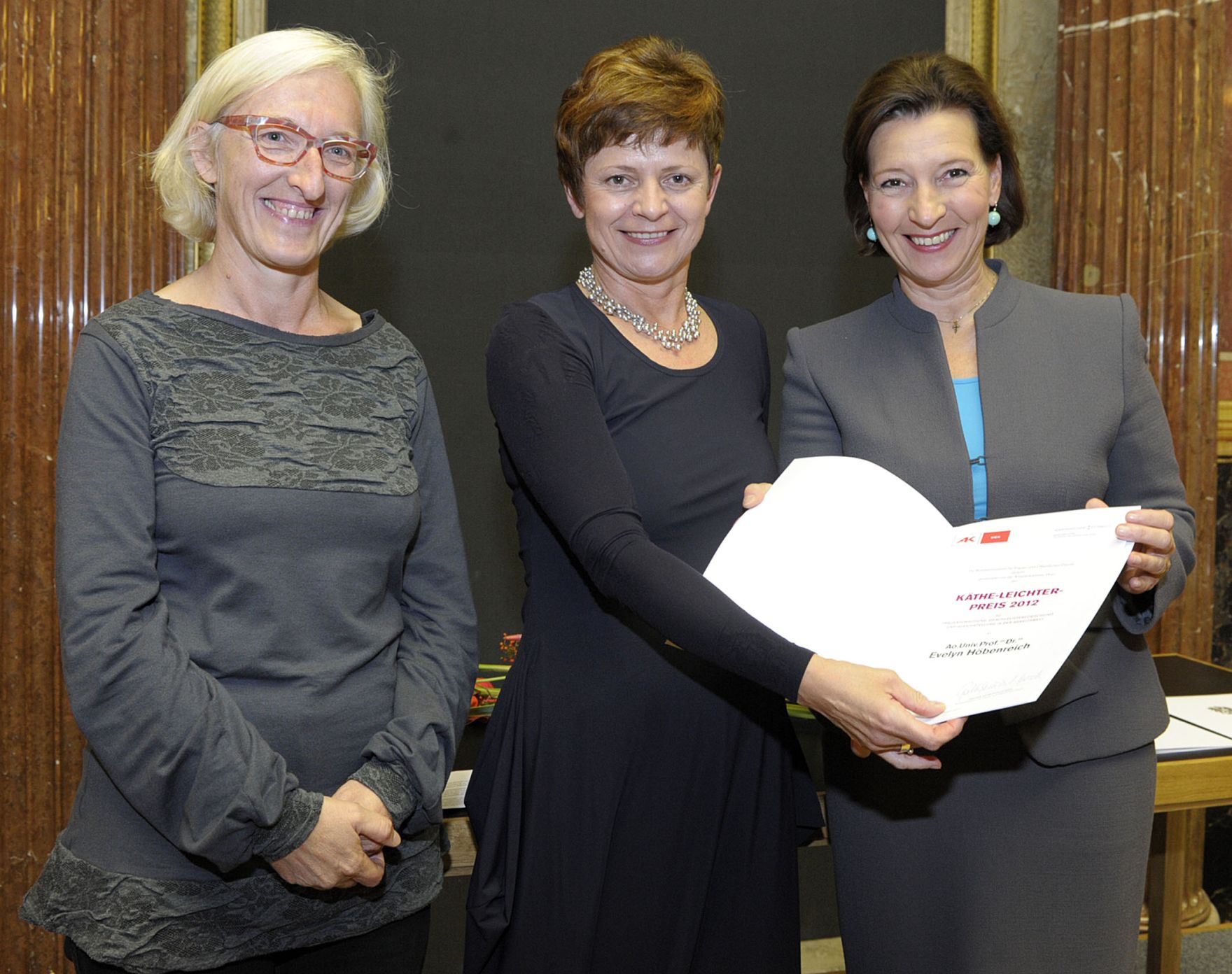 Am 10. Oktober 2012 luden Nationalratspr&auml;sidentin Barbara Prammer und die Frauenministerin gemeinsam zur Verleihung des Frauen-Lebenswerk-Preises und der K&auml;the Leichter-Preise 2012 ins Parlament. Im Bild (v.r.n.l.) Frauenministerin Gabriele Heinisch-Hosek mit Preistr&auml;gerin Evelyn H&ouml;benreich und Ingrid Moritz.