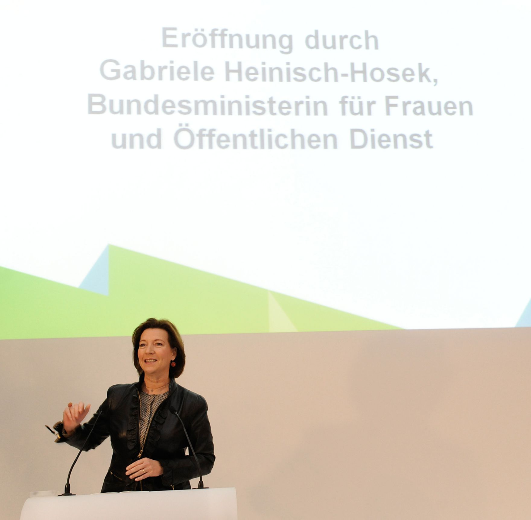 Am 18. Oktober 2012 besuchte Bundesministerin f&uuml;r Frauenangelegenheiten und den &ouml;ffentlichen Dienst Gabriele Heinisch-Hosek (im Bild) die Verwaltungsmesse im MuseumsQuartier.