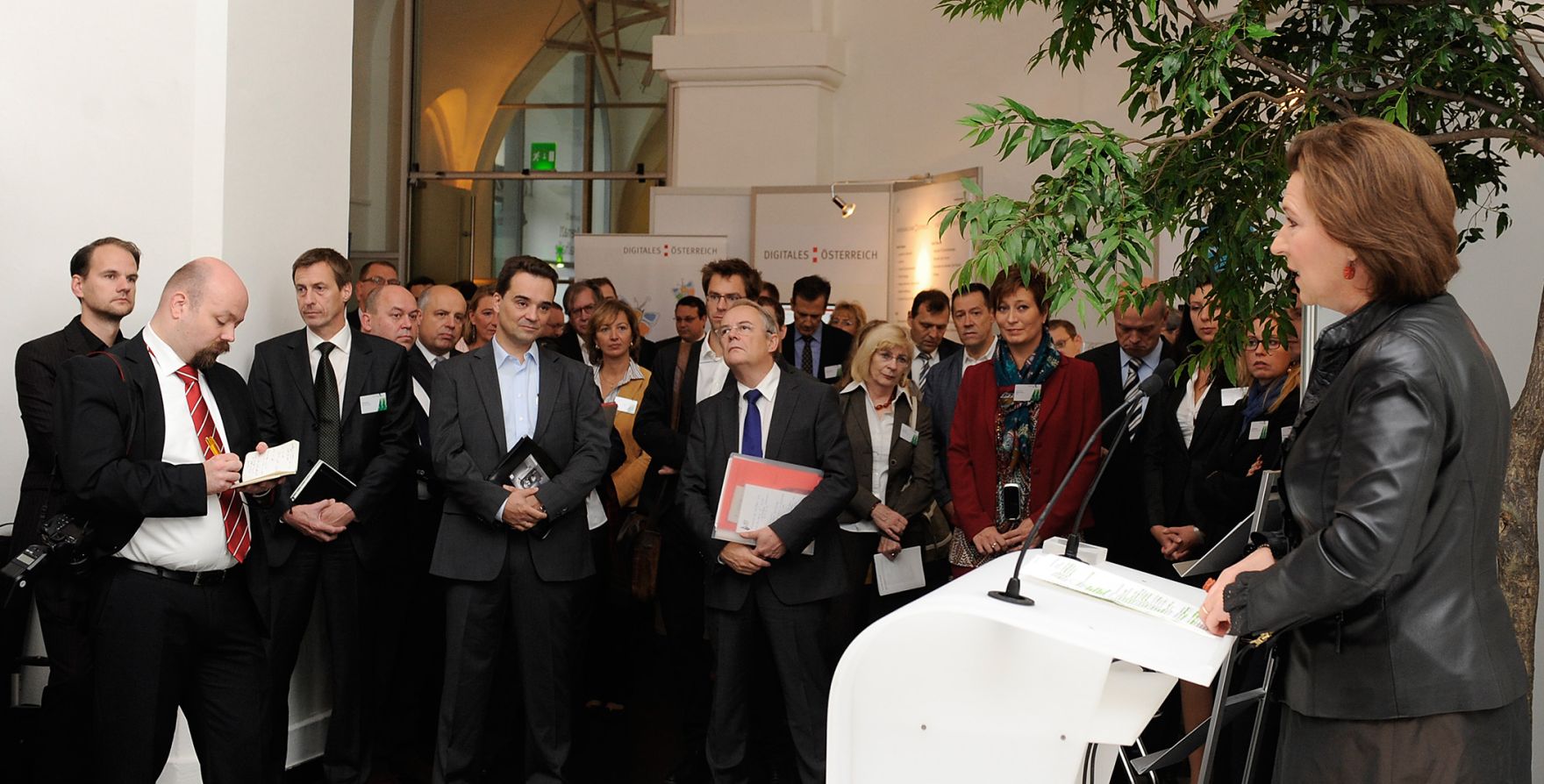 Am 18. Oktober 2012 besuchte Bundesministerin f&uuml;r Frauenangelegenheiten und den &ouml;ffentlichen Dienst Gabriele Heinisch-Hosek (r.) die Verwaltungsmesse im MuseumsQuartier.