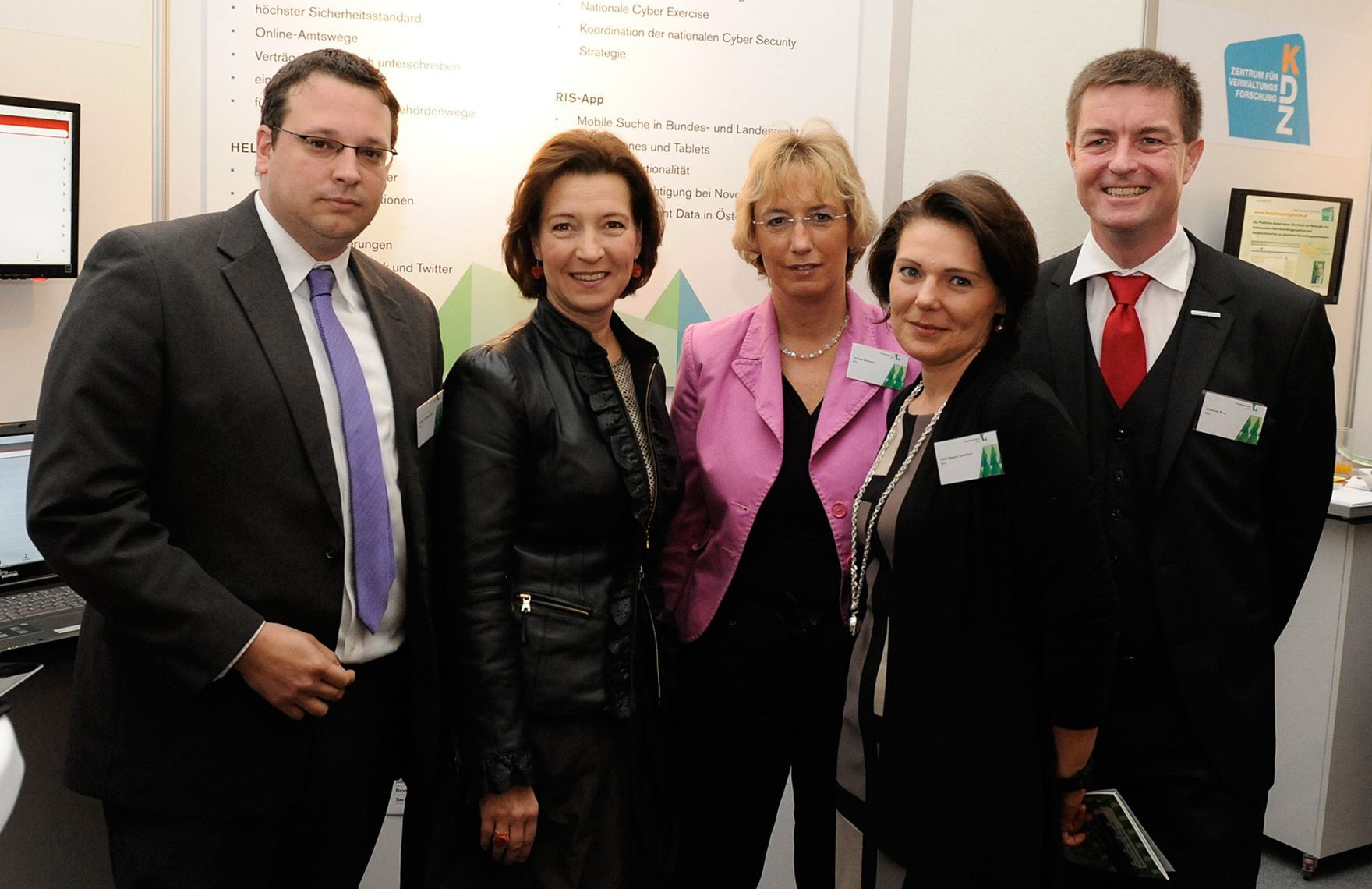 Am 18. Oktober 2012 besuchte Bundesministerin f&uuml;r Frauenangelegenheiten und den &ouml;ffentlichen Dienst Gabriele Heinisch-Hosek (m.l.) die Verwaltungsmesse im MuseumsQuartier.