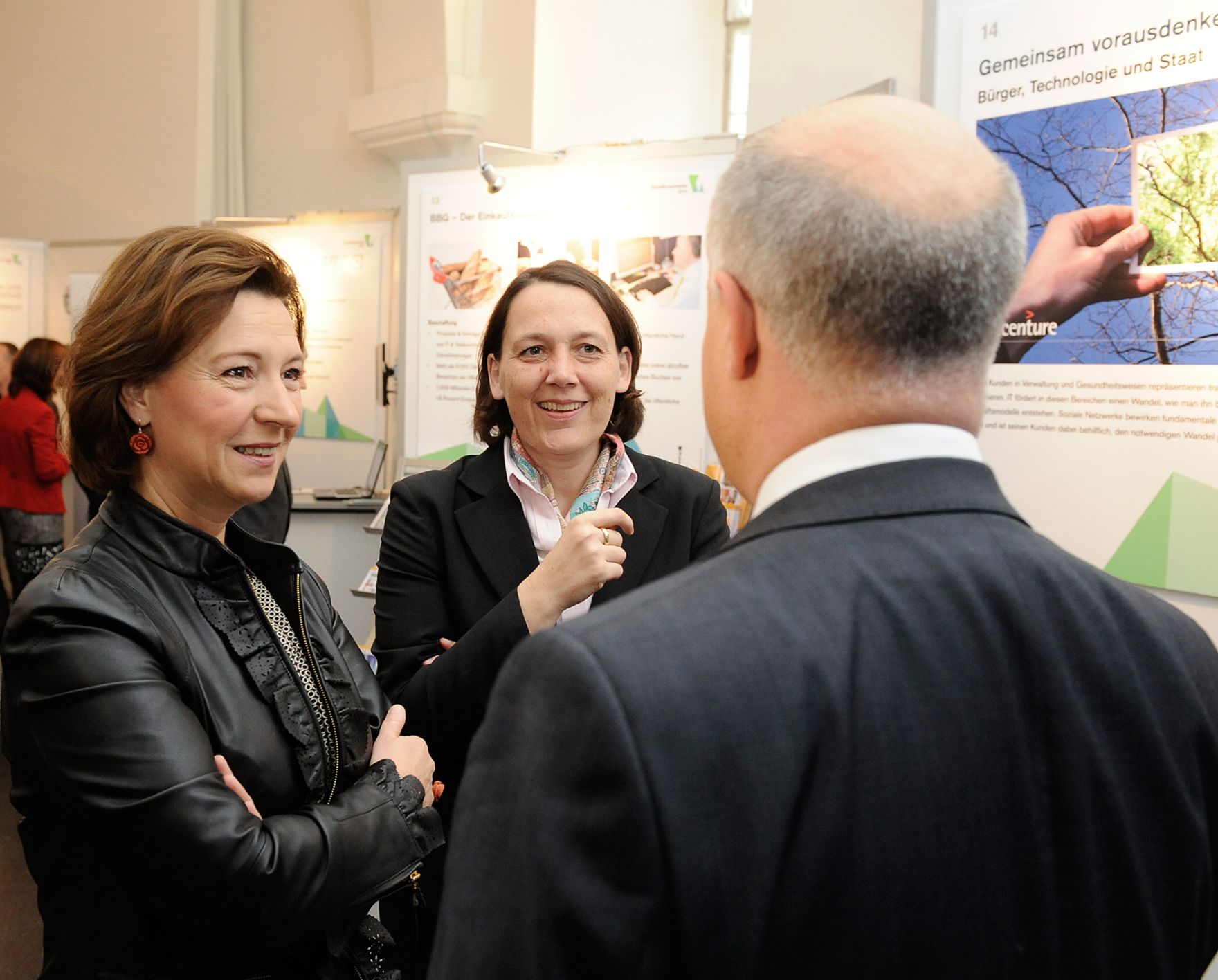 Am 18. Oktober 2012 besuchte Bundesministerin f&uuml;r Frauenangelegenheiten und den &ouml;ffentlichen Dienst Gabriele Heinisch-Hosek (l.) die Verwaltungsmesse im MuseumsQuartier.