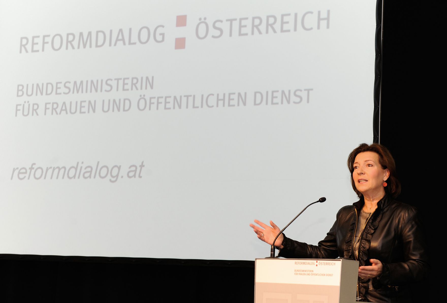 Am 18. Oktober 2012 pr&auml;sentierte Bundesministerin f&uuml;r Frauenangelegenheiten und den &ouml;ffentlichen Dienst Gabriele Heinisch-Hosek (im Bild) die Ergebnisse des Reformdialogs f&uuml;r den &Ouml;ffentlichen Dienst im Rahmen der Verwaltungsmesse im MuseumsQuartier.