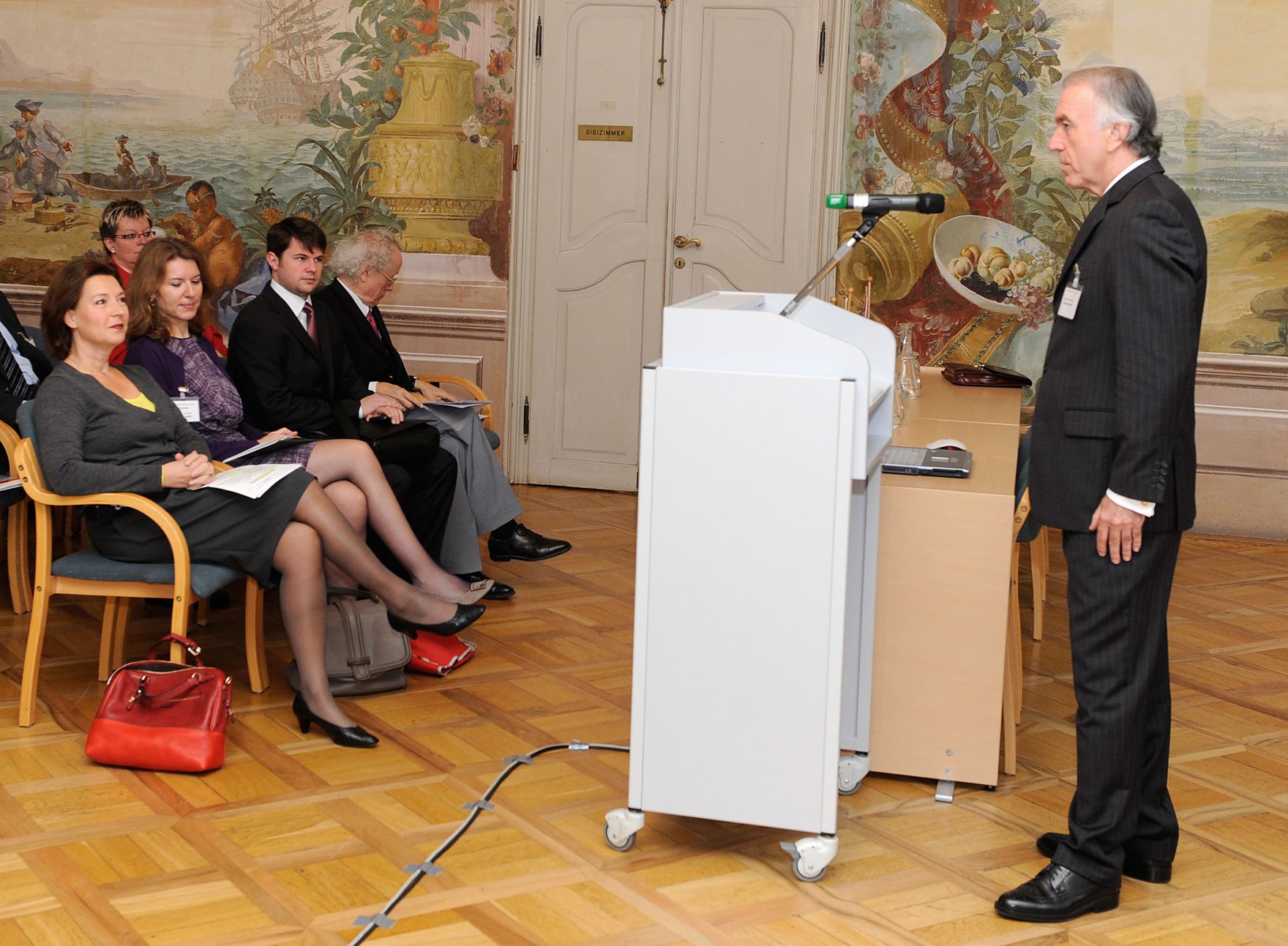 Am 22. Oktober 2012 er&ouml;ffnete Frauenministerin Gabriele Heinisch-Hosek (l.) die Jahrestagung der RevisorInnen im Freskensaal des Schloss Laudon. Im Bild Karl Seyfried (r.) bei den Grussworten.
