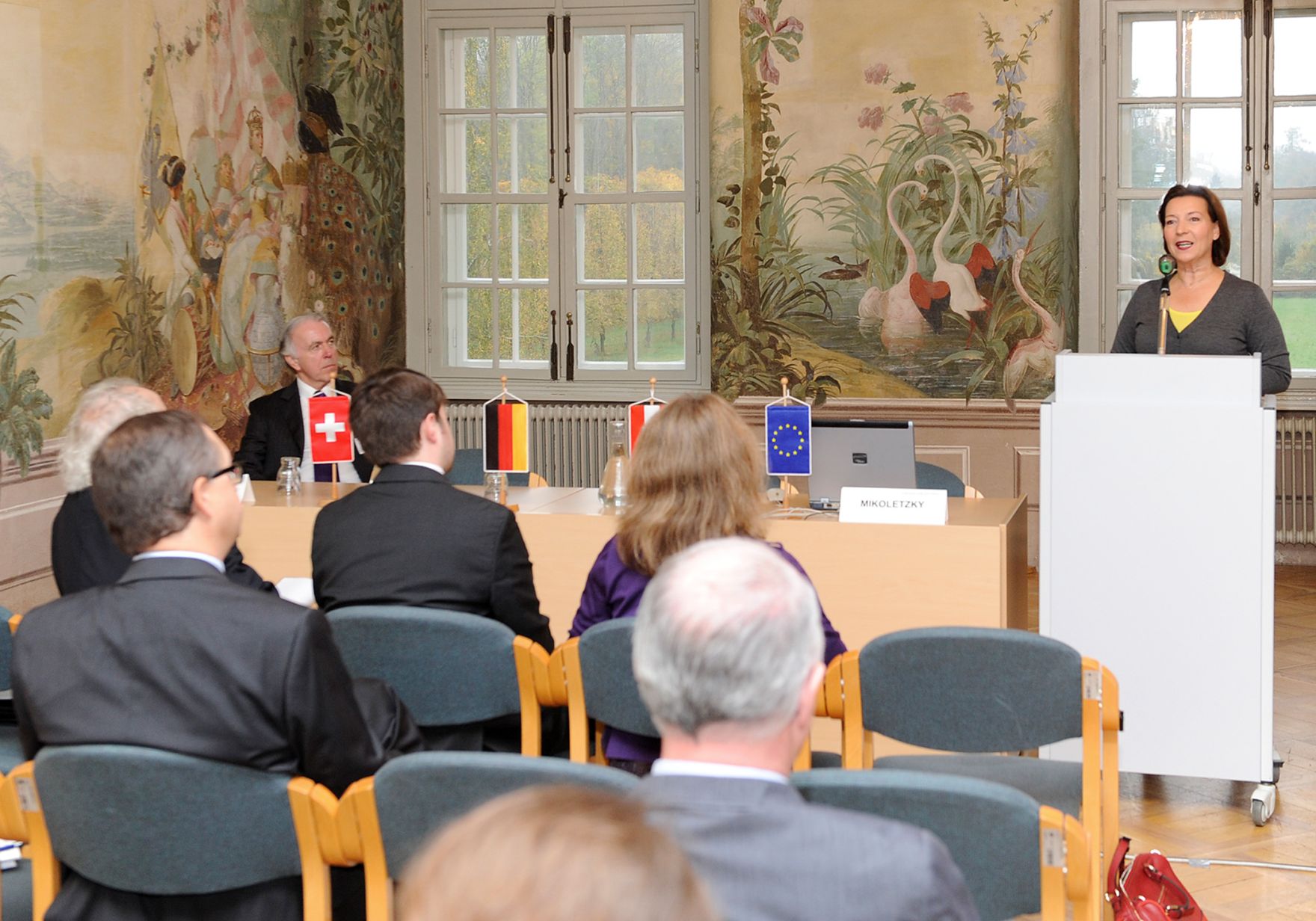 Am 22. Oktober 2012 er&ouml;ffnete Frauenministerin Gabriele Heinisch-Hosek (r.) die Jahrestagung der RevisorInnen im Freskensaal des Schloss Laudon.