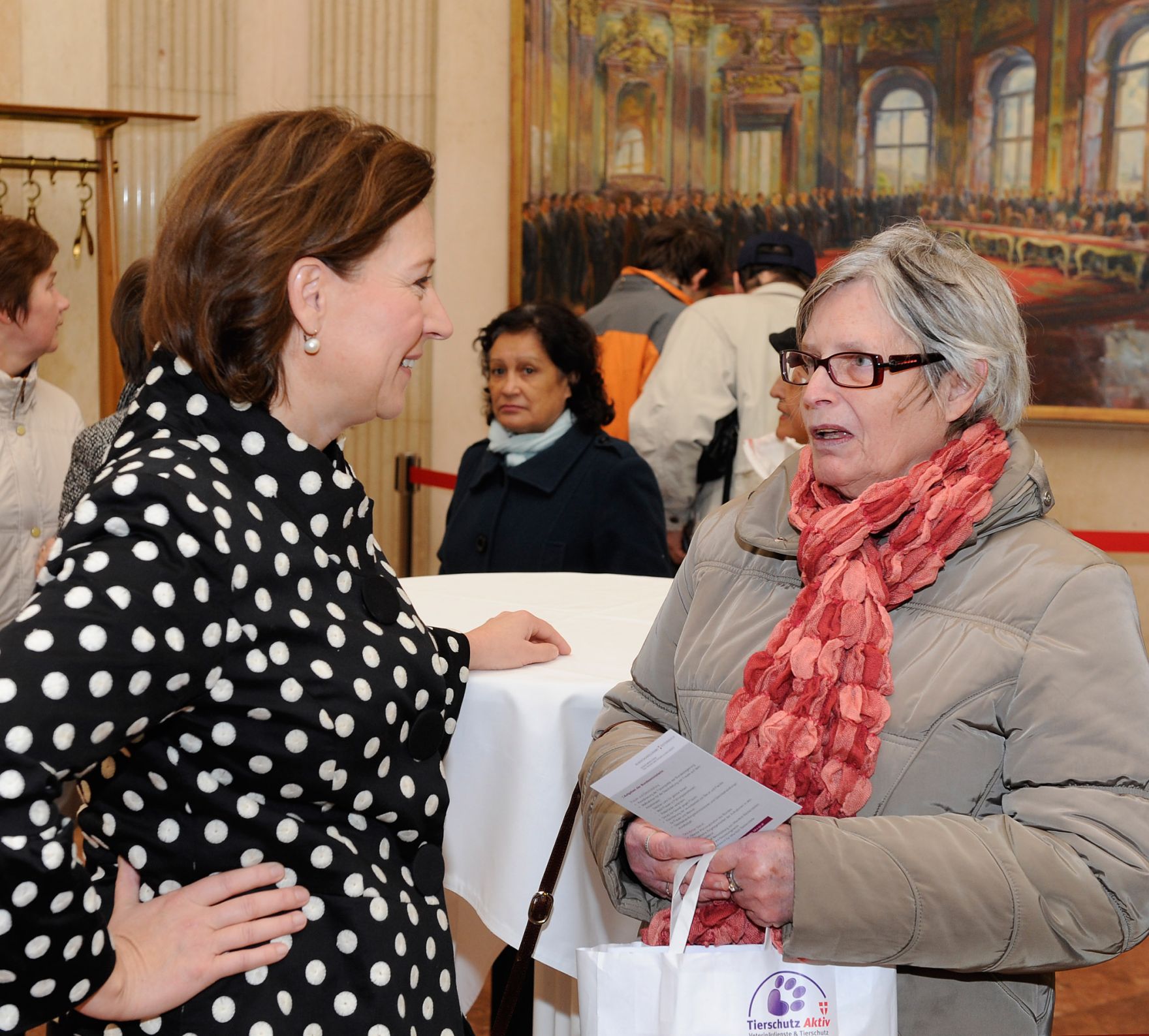 Am 26. Oktober 2012 empfing Frauenministerin Gabriele Heinisch-Hosek im Rahmen des Nationalfeiertages Besucherinnen und Besucher im Bundeskanzleramt.