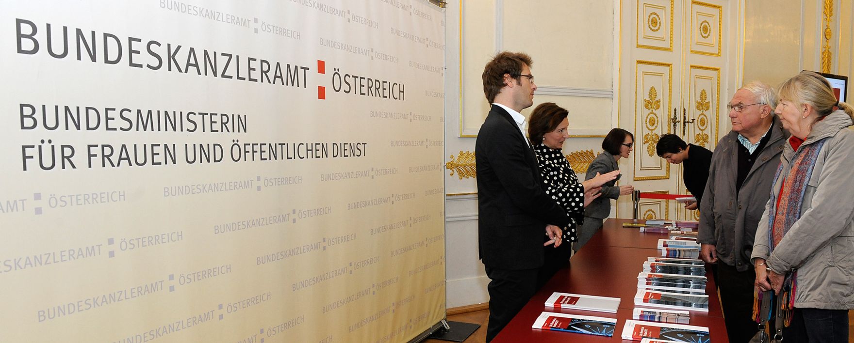 Am 26. Oktober 2012 empfing Frauenministerin Gabriele Heinisch-Hosek im Rahmen des Nationalfeiertages Besucherinnen und Besucher im Bundeskanzleramt.