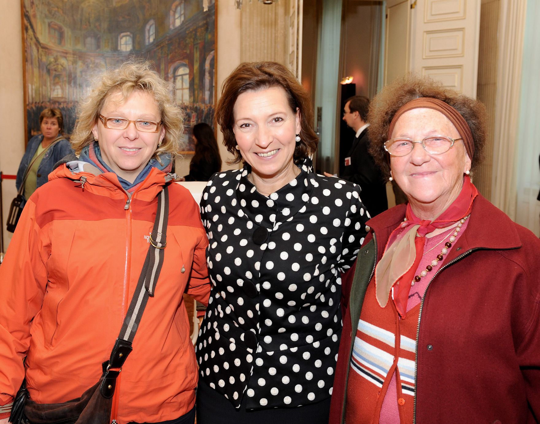 Am 26. Oktober 2012 empfing Frauenministerin Gabriele Heinisch-Hosek im Rahmen des Nationalfeiertages Besucherinnen und Besucher im Bundeskanzleramt.