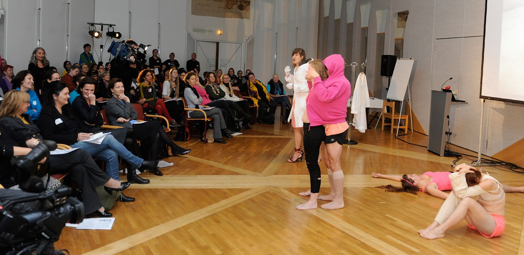 Am 5. November 2012 er&ouml;ffnete Frauenministerin Gabriele Heinisch-Hosek die Frauenenquete &quot;Frauen.K&ouml;rper.Politiken&quot; im Bundesministerium f&uuml;r Gesundheit.