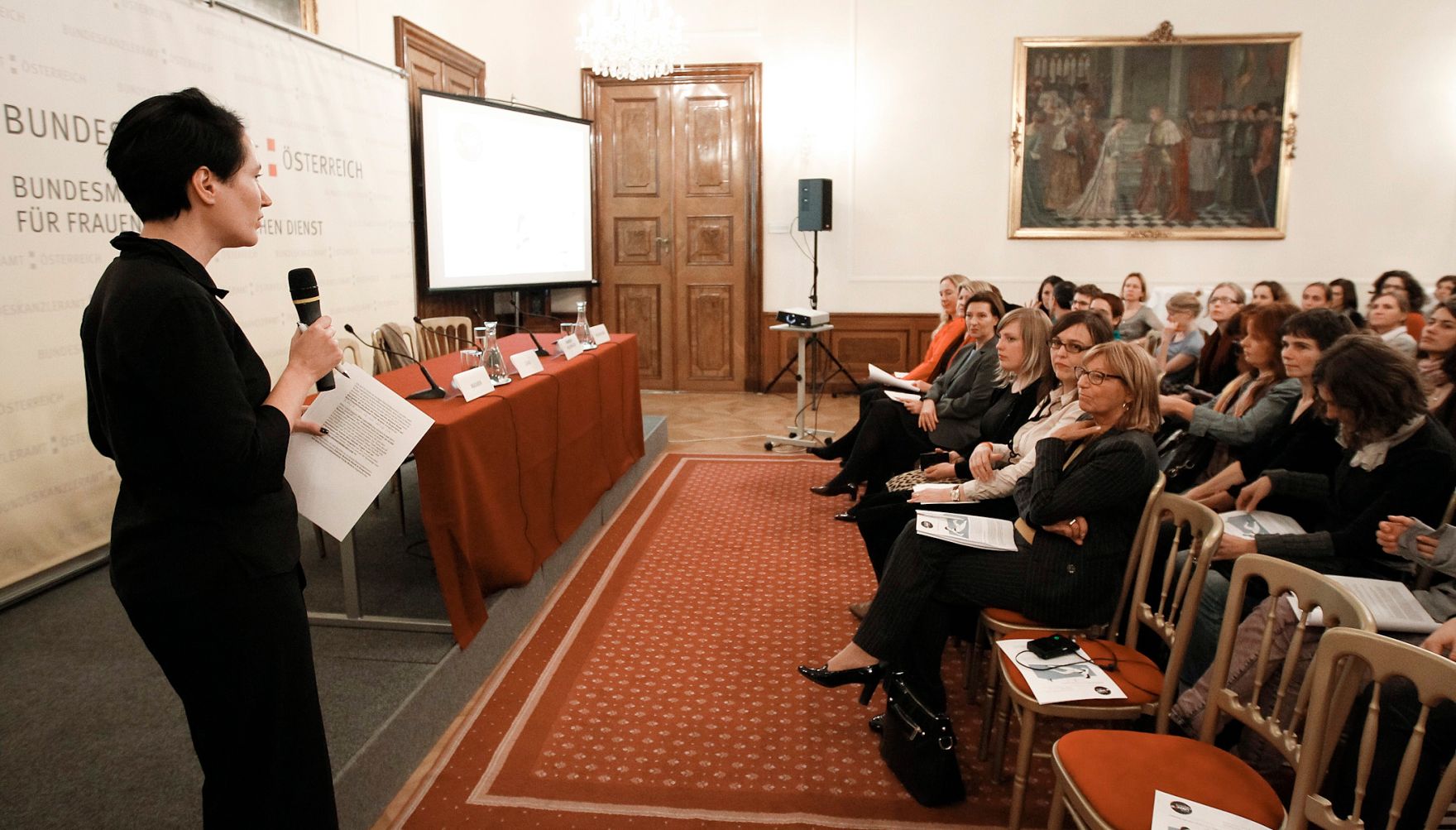Am 5. Oktober 2012 er&ouml;ffnete Bundesministerin Gabriele Heinisch-Hosek die &Ouml;sterreichpremiere des Trickfilms &quot;Centrefold&quot; im Frauenministerium. Im Bild Moderatorin Martina Madner bei der Podiumsdiskusion nach der Premiere des Films &bdquo;Centrefold&ldquo;.