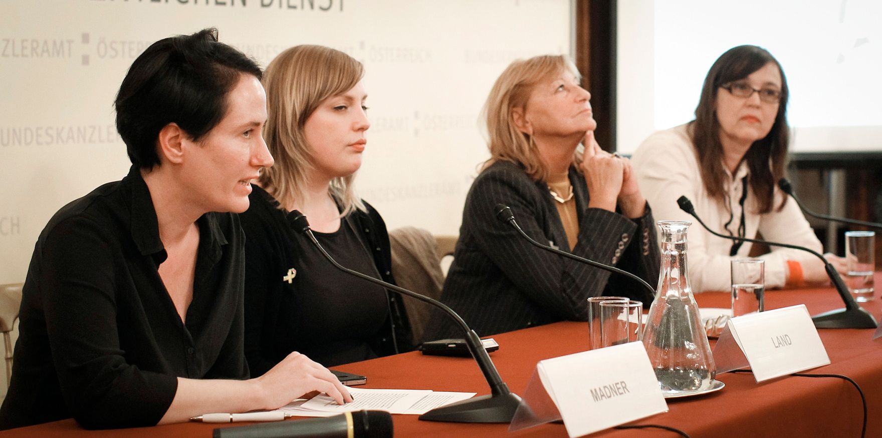Am 5. Oktober 2012 er&ouml;ffnete Bundesministerin Gabriele Heinisch-Hosek die &Ouml;sterreichpremiere des Trickfilms &quot;Centrefold&quot; im Frauenministerium. Im Bild (v.l.n.r.) Moderatorin Martina Madner, Regisseurin Ellie Land, Frauerngesundheitsbeauftragte der Stadt Wien Beate Wimmer-Puchinger und die Veranstallterin von Tricky Women Waltraud Grausgruber bei der Podiumsdiskusion nach der Premiere des Films &bdquo;Centrefold&ldquo;.