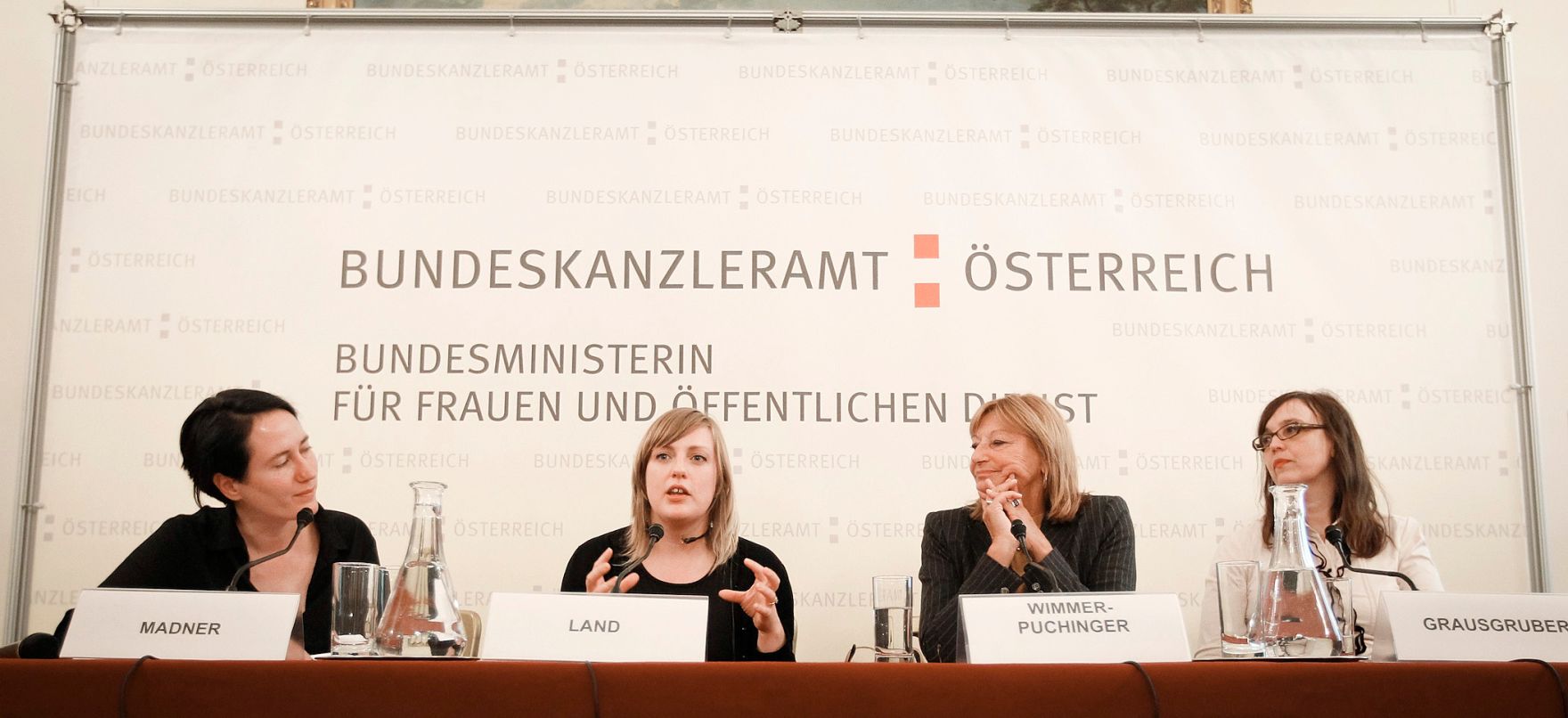 Am 5. Oktober 2012 er&ouml;ffnete Bundesministerin Gabriele Heinisch-Hosek die &Ouml;sterreichpremiere des Trickfilms &quot;Centrefold&quot; im Frauenministerium. Im Bild (v.l.n.r.) Moderatorin Martina Madner, Regisseurin Ellie Land, Frauerngesundheitsbeauftragte der Stadt Wien Beate Wimmer-Puchinger und die Veranstallterin von Tricky Women Waltraud Grausgruber bei der Podiumsdiskusion nach der Premiere des Films &bdquo;Centrefold&ldquo;.
