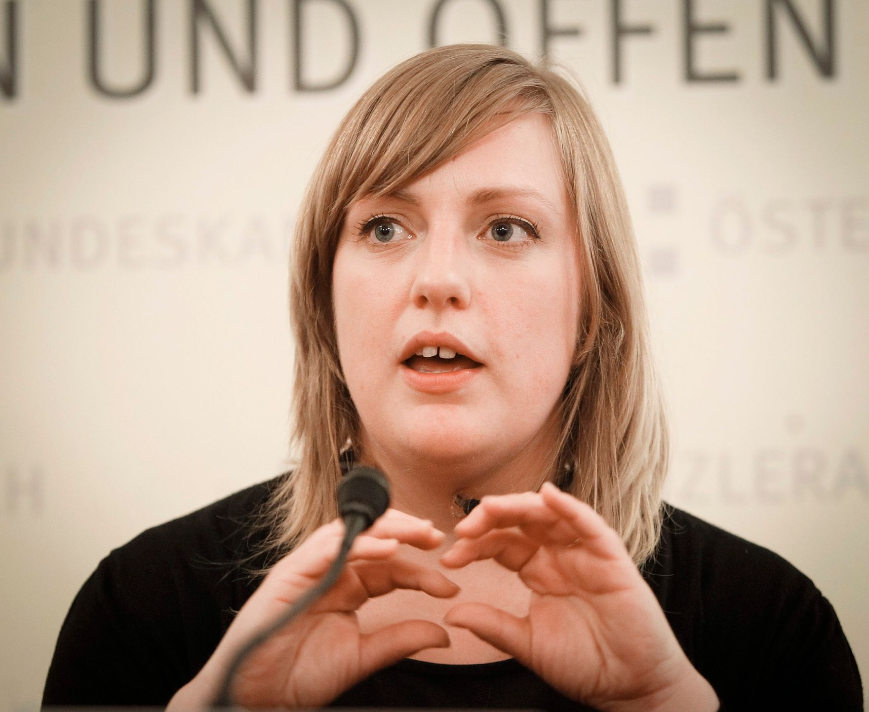 Am 5. Oktober 2012 er&ouml;ffnete Bundesministerin Gabriele Heinisch-Hosek die &Ouml;sterreichpremiere des Trickfilms &quot;Centrefold&quot; im Frauenministerium. Im Bild Regisseurin Ellie Land bei der Podiumsdiskusion nach der Premiere des Films &bdquo;Centrefold&ldquo;.