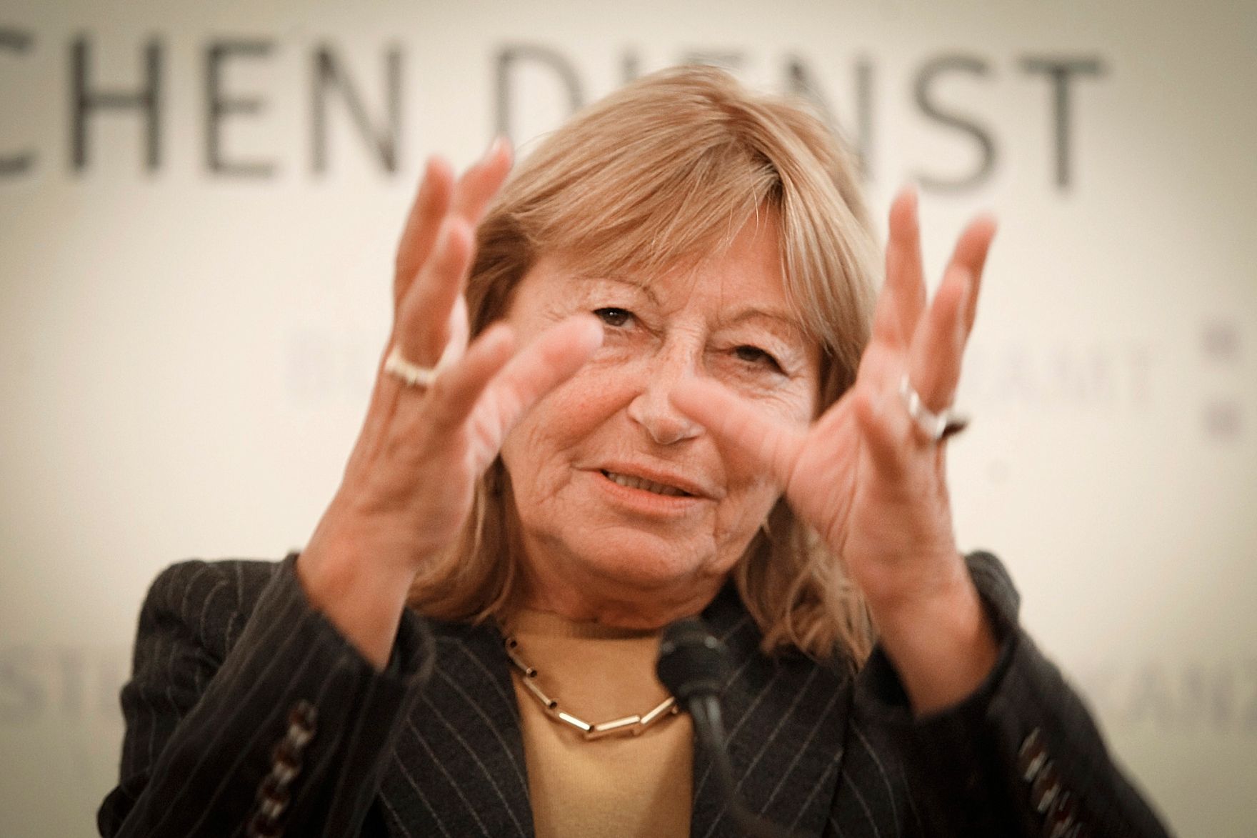 Am 5. Oktober 2012 er&ouml;ffnete Bundesministerin Gabriele Heinisch-Hosek die &Ouml;sterreichpremiere des Trickfilms &quot;Centrefold&quot; im Frauenministerium. Im Bild Frauerngesundheitsbeauftragte der Stadt Wien Beate Wimmer-Puchinger bei der Podiumsdiskusion nach der Premiere des Films &bdquo;Centrefold&ldquo;.