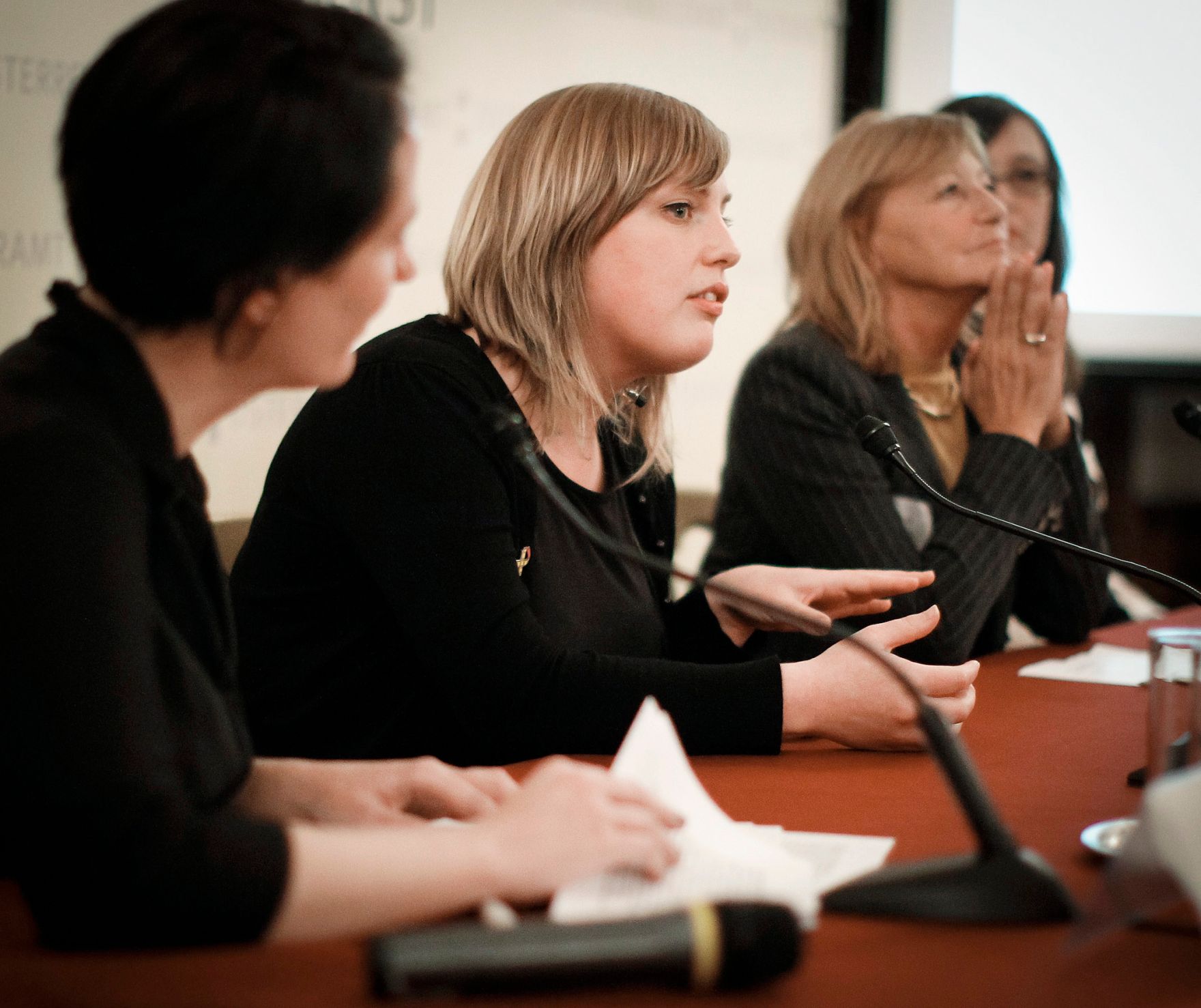Am 5. Oktober 2012 er&ouml;ffnete Bundesministerin Gabriele Heinisch-Hosek die &Ouml;sterreichpremiere des Trickfilms &quot;Centrefold&quot; im Frauenministerium. Im Bild (v.l.n.r.) Moderatorin Martina Madner, Regisseurin Ellie Land, Frauerngesundheitsbeauftragte der Stadt Wien Beate Wimmer-Puchinger und die Veranstallterin von Tricky Women Waltraud Grausgruber bei der Podiumsdiskusion nach der Premiere des Films &bdquo;Centrefold&ldquo;.