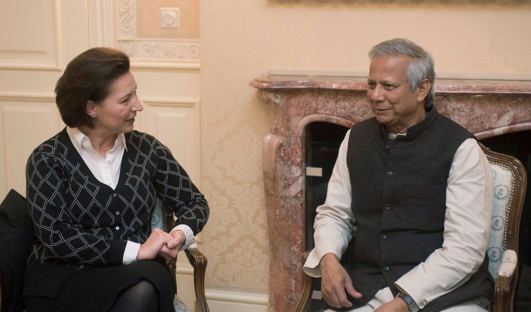 Am 6. November 2012 traf Frauenministerin Gabriele Heinisch-Hosek (l.) den Friedensnobelpreistr&auml;ger Muhammad Yunus (r.) im Grand Hotel in Wien.