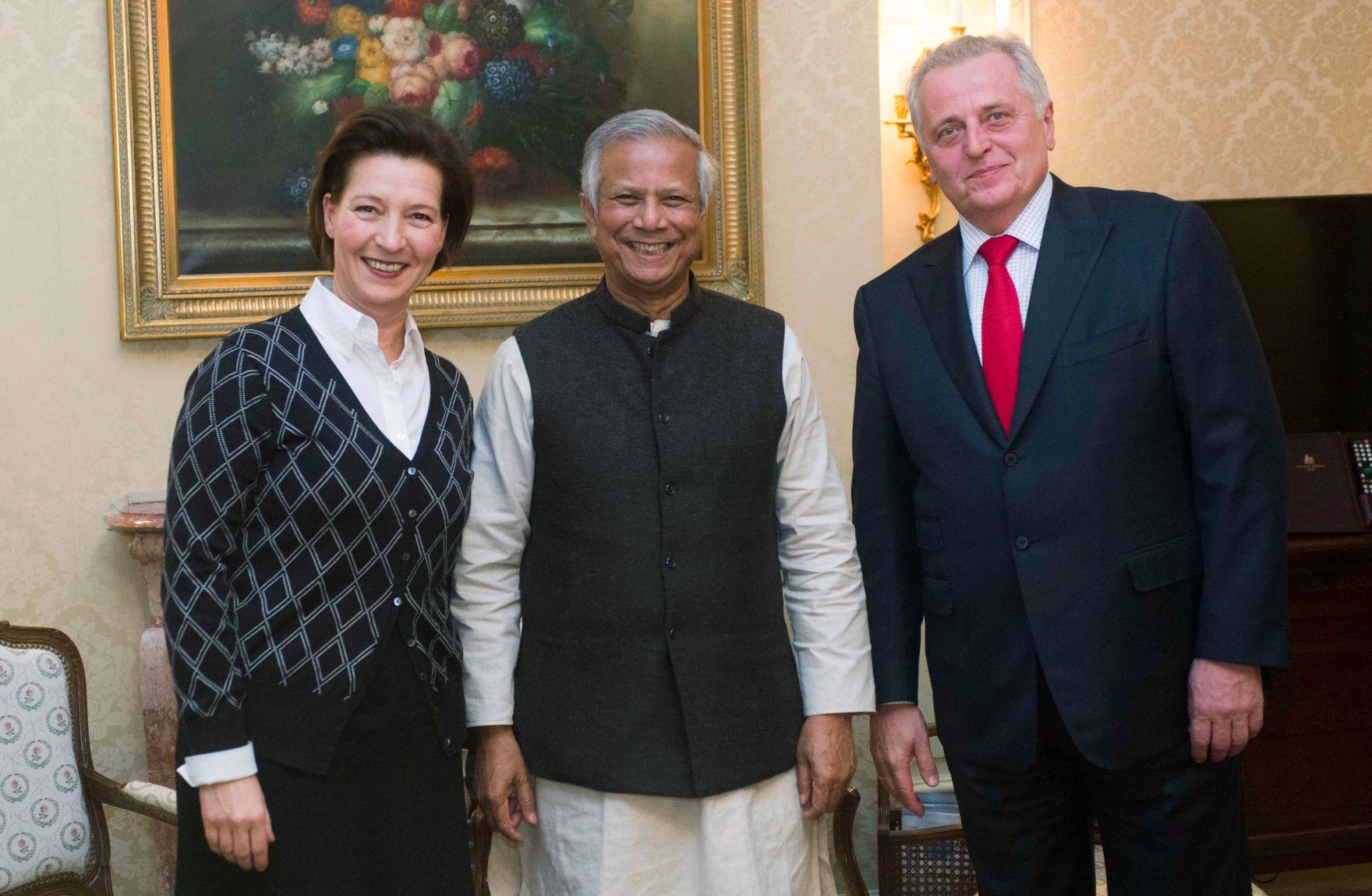 Am 6. November 2012 traf Frauenministerin Gabriele Heinisch-Hosek (l.) den Friedensnobelpreistr&auml;ger Muhammad Yunus (m.) im Grand Hotel in Wien. Im Bild mit Sozialminister Rudolf Hundstorfer (r.).