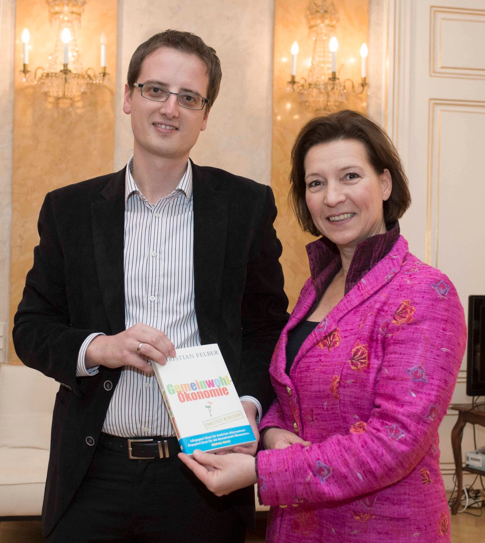 Am 19. November 2012 traf Frauenministerin Gabriele Heinisch-Hosek (r.) die GewinnerInnen der Frauenservicestelle Mattersburg.