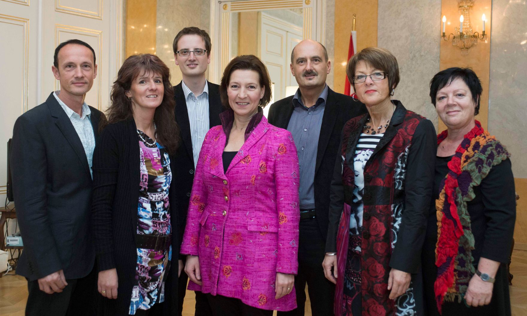 Am 19. November 2012 traf Frauenministerin Gabriele Heinisch-Hosek (m.) die GewinnerInnen der Frauenservicestelle Mattersburg.