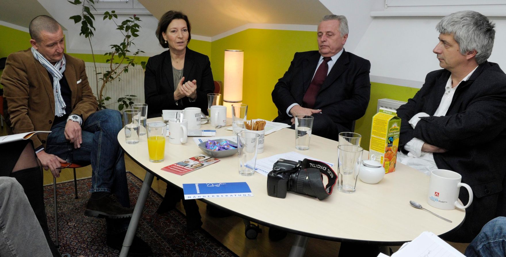 Am 27. November 2012 besuchte Frauenministerin Gabriele Heinisch-Hosek (m.l.) gemeinsam mit Sozialminister Rudolf Hundsdorfer (m.r.) im Rahmen der &quot;16 Tage gegen Gewalt&quot; die M&auml;nnerberatung Wien. Im Bild mit dem Leiter der M&auml;nnerberatung Jonni Brem (r.).