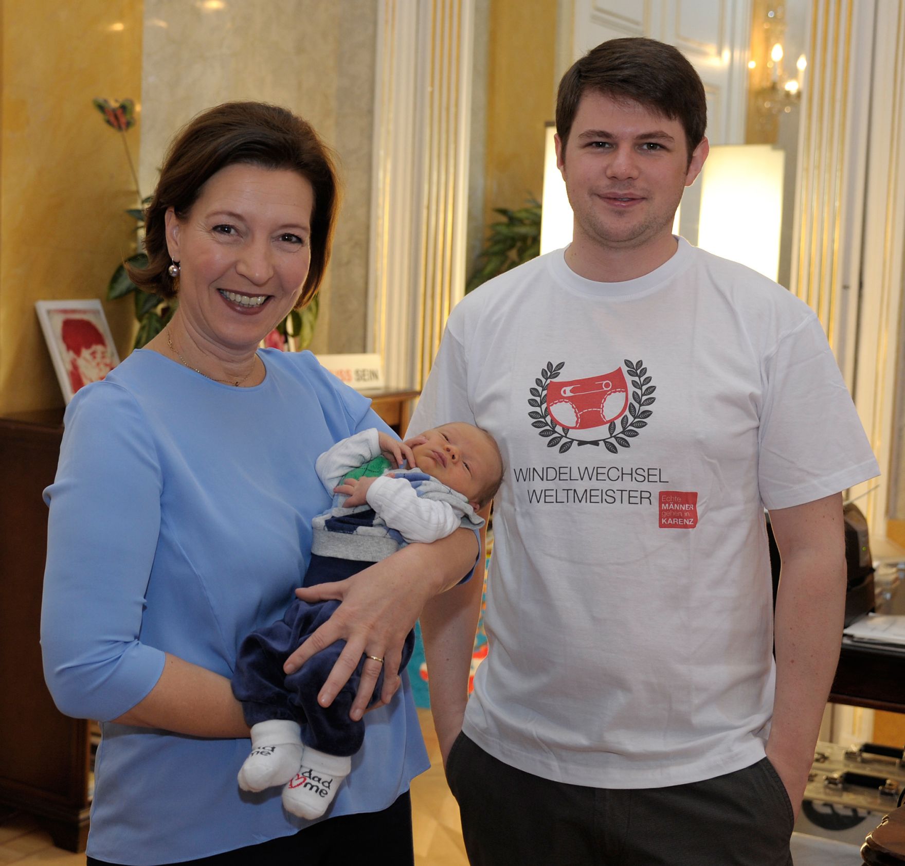 Am 29. November 2012 lud Frauenministerin Gabriele Heinisch-Hosek (l.) f&uuml;nf Karenzv&auml;ter mit ihren Kindern zum Fr&uuml;hst&uuml;ck und Erfahrungsaustausch in ihr B&uuml;ro.