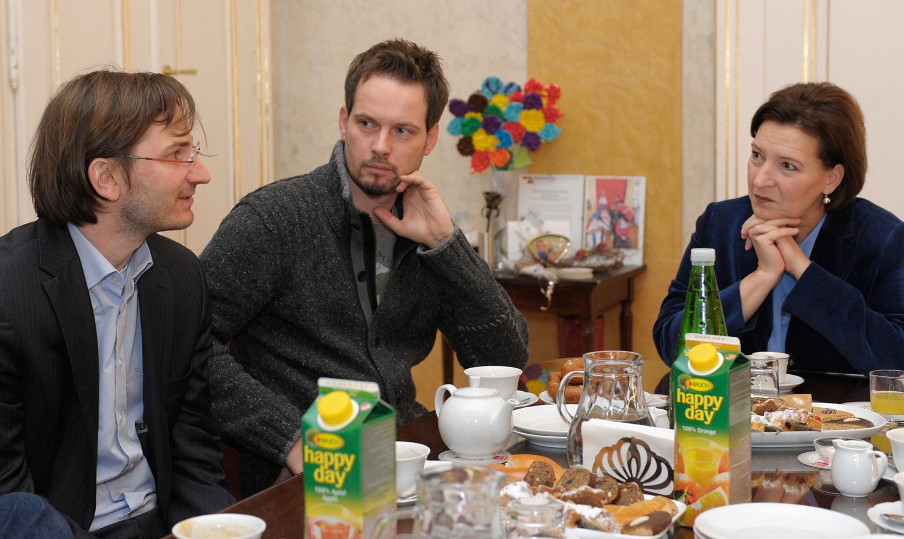 Am 29. November 2012 lud Frauenministerin Gabriele Heinisch-Hosek (rechts im Bild) f&uuml;nf Karenzv&auml;ter mit ihren Kindern zum Fr&uuml;hst&uuml;ck und Erfahrungsaustausch in ihr B&uuml;ro.