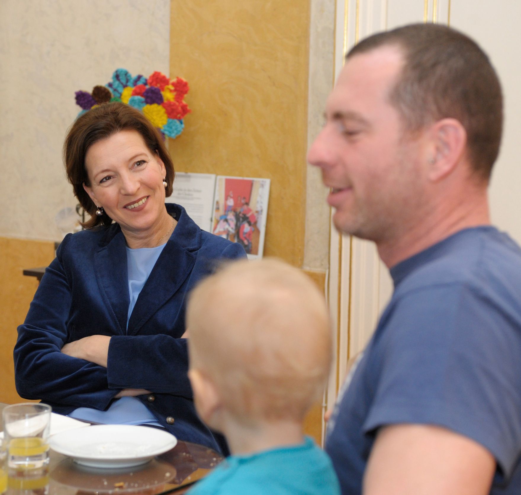 Am 29. November 2012 lud Frauenministerin Gabriele Heinisch-Hosek (im Bild) f&uuml;nf Karenzv&auml;ter mit ihren Kindern zum Fr&uuml;hst&uuml;ck und Erfahrungsaustausch in ihr B&uuml;ro.