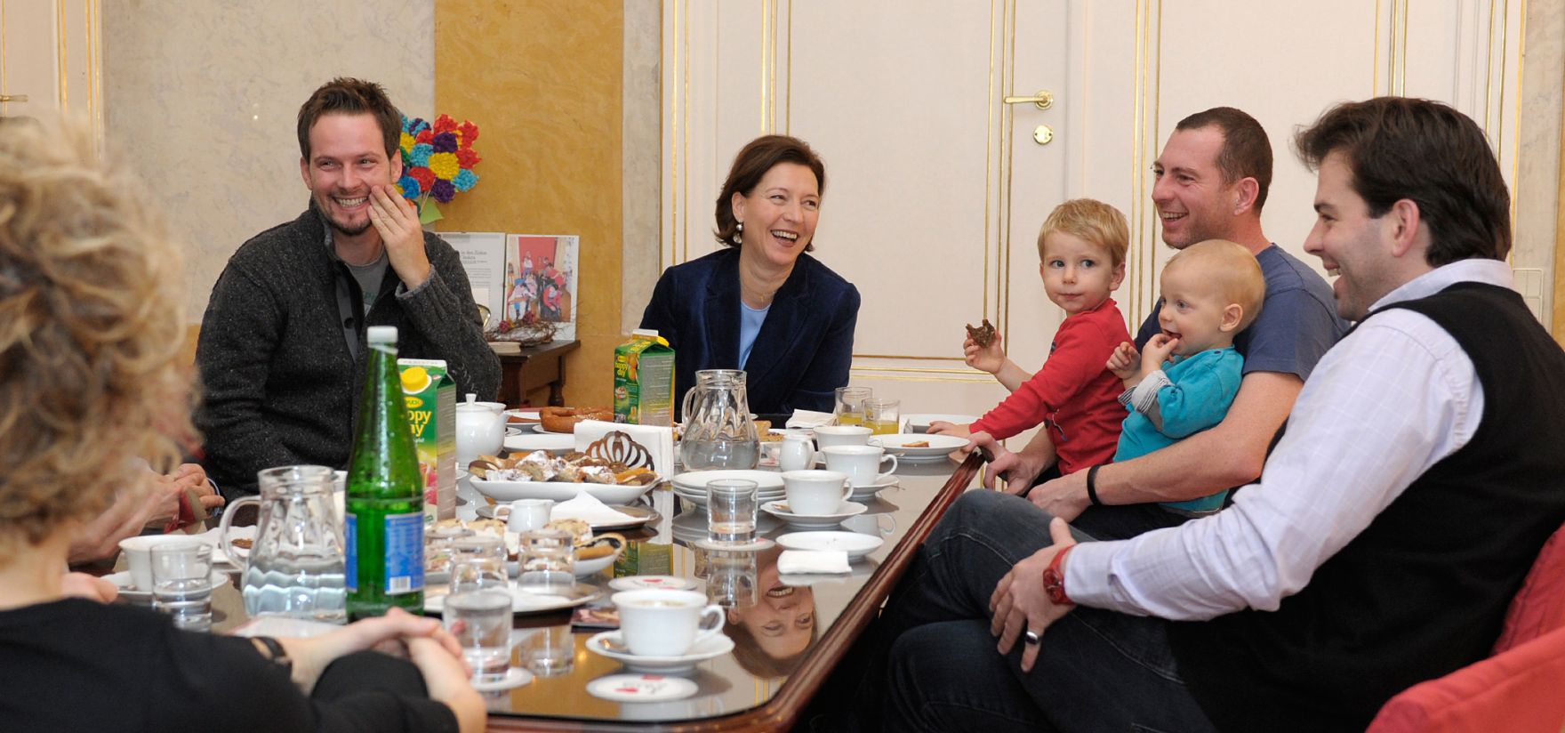Am 29. November 2012 lud Frauenministerin Gabriele Heinisch-Hosek (im Bild) f&uuml;nf Karenzv&auml;ter mit ihren Kindern zum Fr&uuml;hst&uuml;ck und Erfahrungsaustausch in ihr B&uuml;ro.