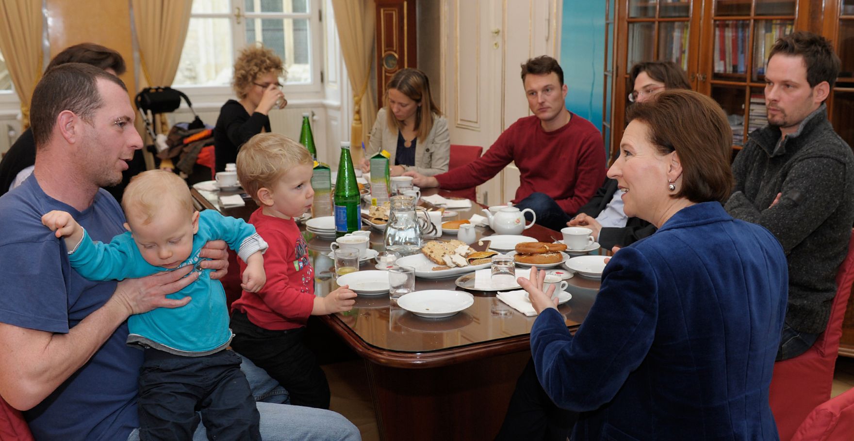Am 29. November 2012 lud Frauenministerin Gabriele Heinisch-Hosek (im Bild) f&uuml;nf Karenzv&auml;ter mit ihren Kindern zum Fr&uuml;hst&uuml;ck und Erfahrungsaustausch in ihr B&uuml;ro.
