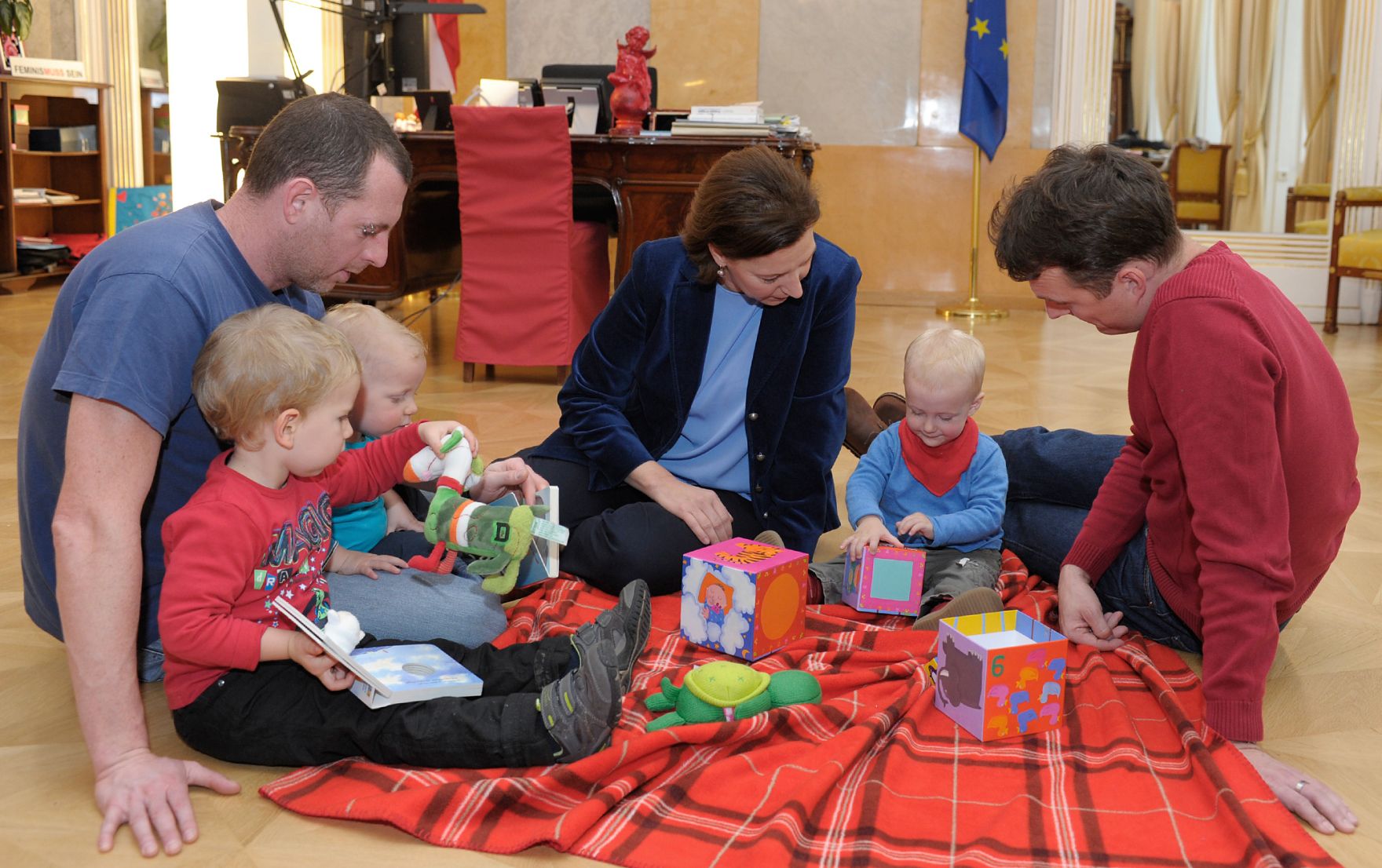 Am 29. November 2012 lud Frauenministerin Gabriele Heinisch-Hosek (im Bild) f&uuml;nf Karenzv&auml;ter mit ihren Kindern zum Fr&uuml;hst&uuml;ck und Erfahrungsaustausch in ihr B&uuml;ro.