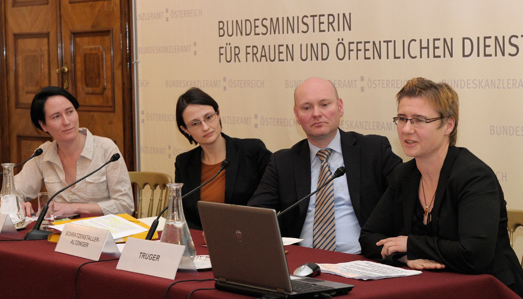 Am 3. Dezember 2012 begr&uuml;&szlig;te Frauenministerin Gabriele Heinisch-Hosek bei der Podiumsdiskussion &bdquo;Was Frauen brauchen &ndash; Ans&auml;tze f&uuml;r mehr Gendergerechtigkeit im Steuersystem&ldquo;. Die Moderation &uuml;bernahm Martina Madner (links aussen). Es diskutierten Jana Schulthei&szlig;, Achim Truger und Margit Schratzenstaller-Altzinger (v.l.n.r.).