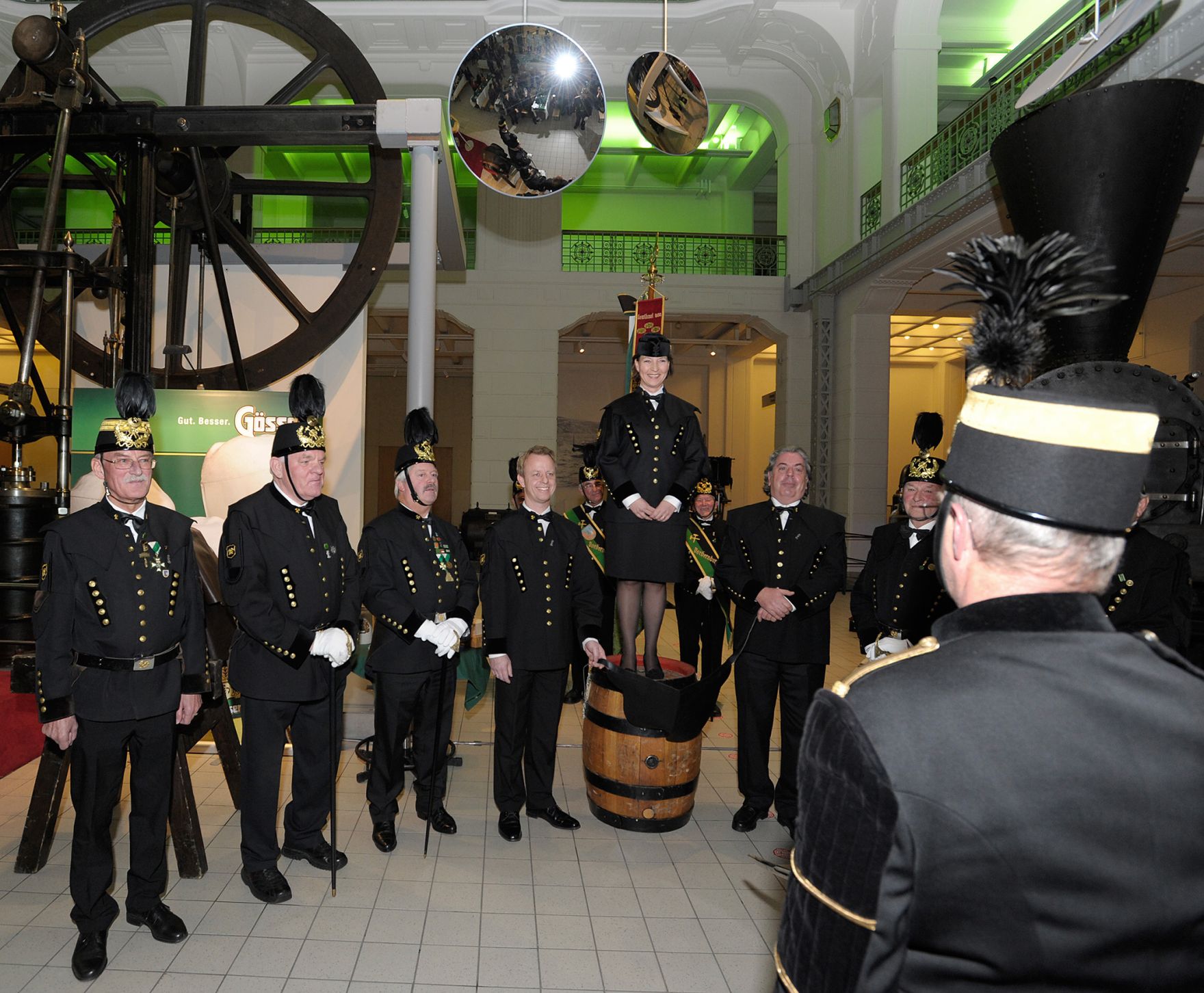 Am 4. Dezember 2012 besuchte Frauenministerin Gabriele Heinisch-Hosek die Barbarafeier im Technischen Museum Wien. Im Bild die Frauenministerin beim &quot;Ledersprung&quot;, dem traditionellen Aufnahmeritus in den Bergmannstand.