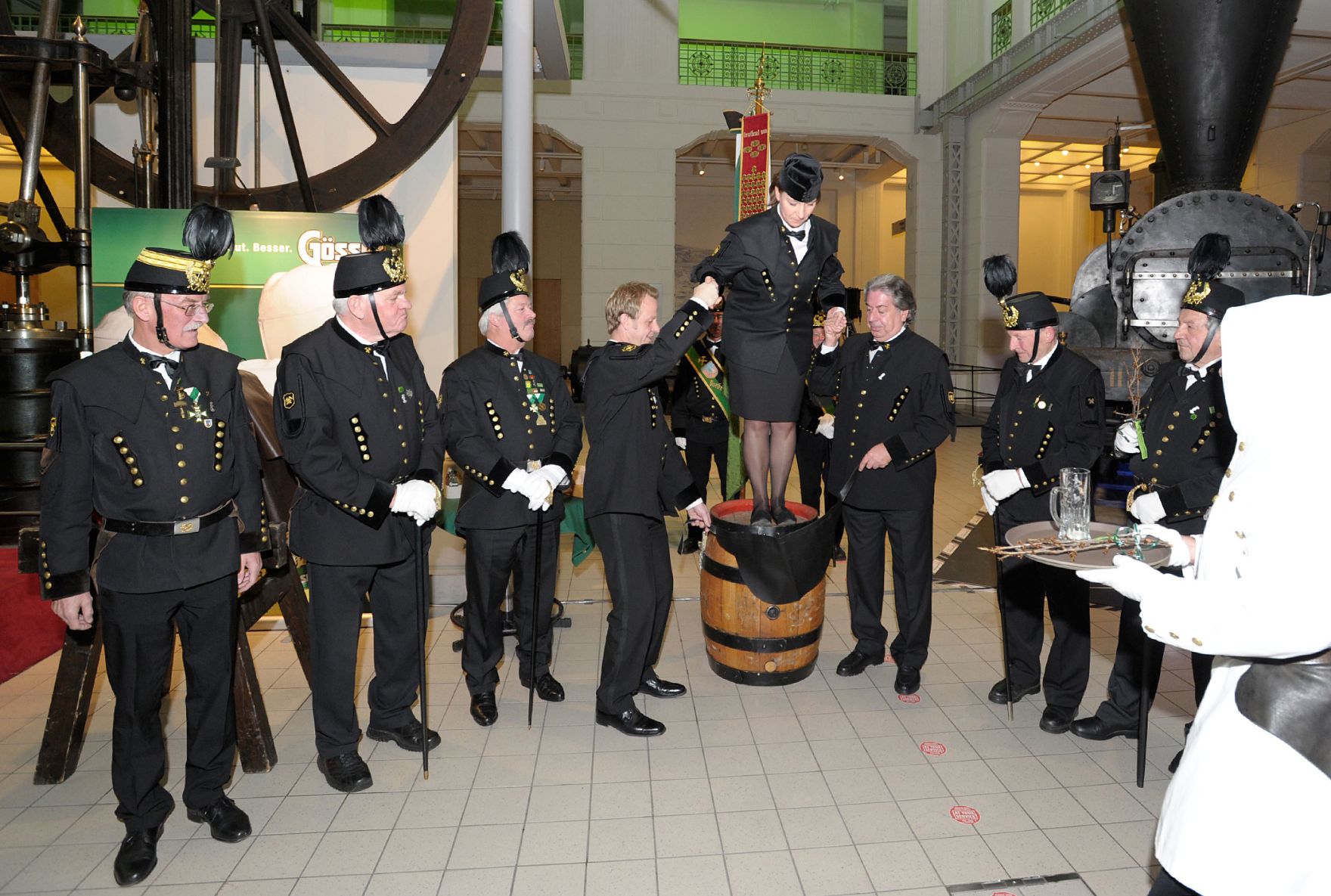 Am 4. Dezember 2012 besuchte Frauenministerin Gabriele Heinisch-Hosek die Barbarafeier im Technischen Museum Wien. Im Bild die Frauenministerin beim &quot;Ledersprung&quot;, dem traditionellen Aufnahmeritus in den Bergmannstand.