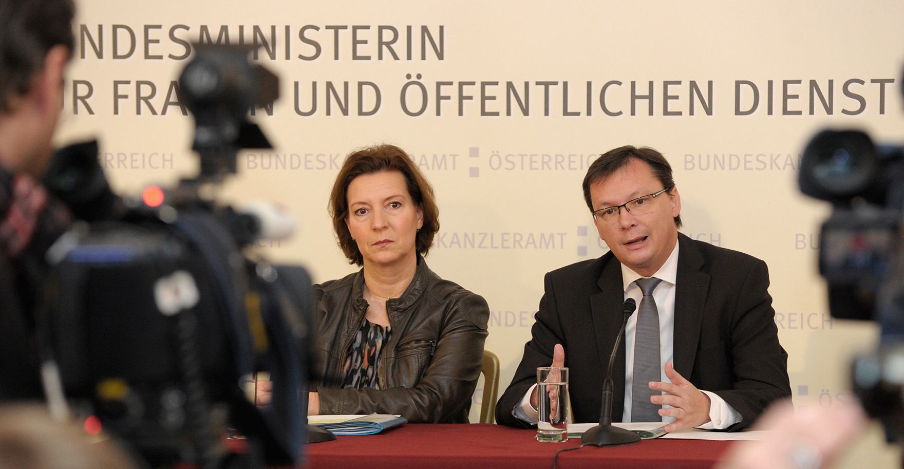 Am 17. Dezember 2012 gab Frauenministerin Gabriele Heinisch-Hosek (l.) mit Verteidigungsminister Norbert Darabos (r.) eine Pressekonferenz zum Thema &bdquo;Frauen und Bundesheer&ldquo;.