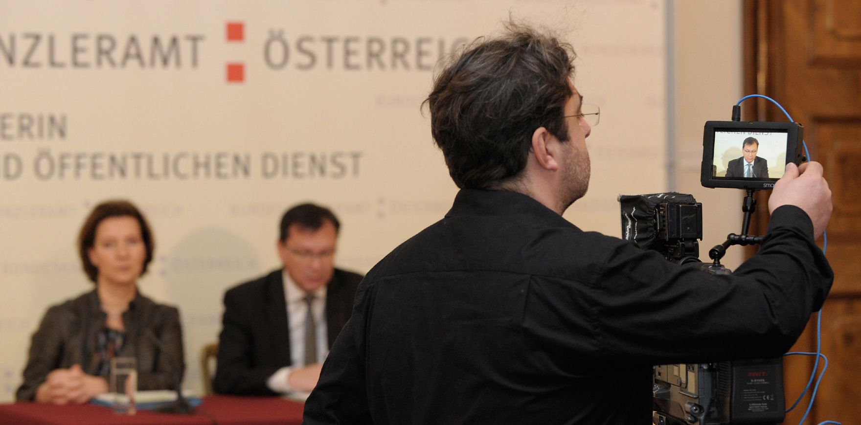 Am 17. Dezember 2012 gab Frauenministerin Gabriele Heinisch-Hosek (l.) mit Verteidigungsminister Norbert Darabos (r.) eine Pressekonferenz zum Thema &bdquo;Frauen und Bundesheer&ldquo;.