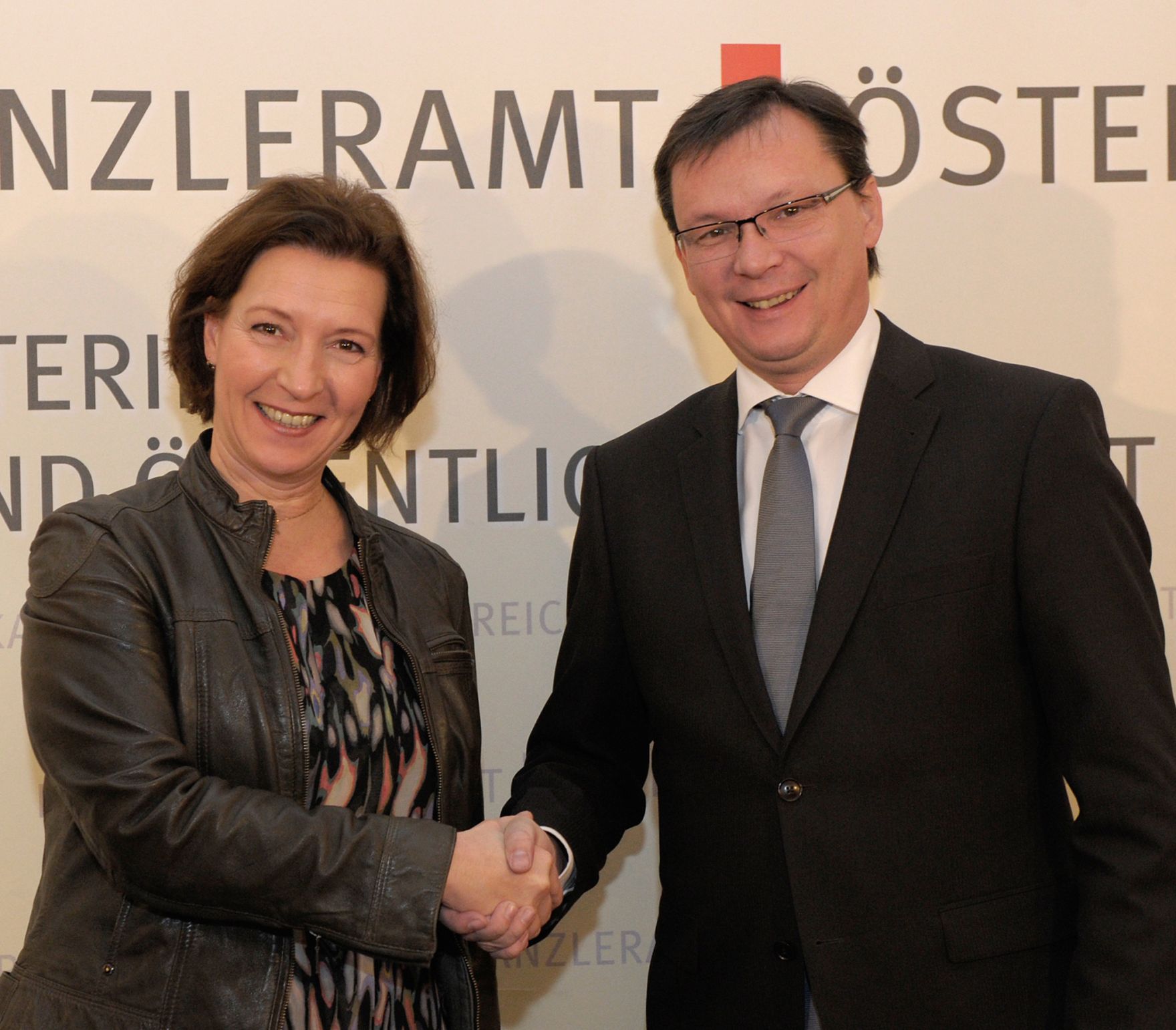 Am 17. Dezember 2012 gab Frauenministerin Gabriele Heinisch-Hosek (l.) mit Verteidigungsminister Norbert Darabos (r.) eine Pressekonferenz zum Thema &bdquo;Frauen und Bundesheer&ldquo;.