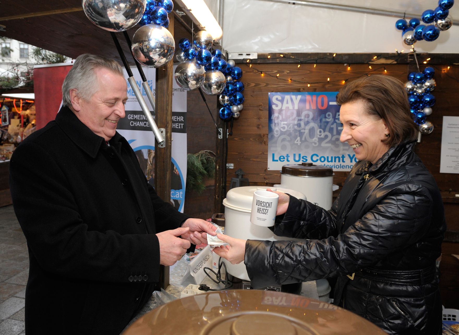 Am 21. Dezember 2012 schenkten Frauenministerin Gabriele Heinisch-Hosek (r.) und Sozialminister Rudolf Hundstorfer (l.) Punsch als Statement gegen &bdquo;Gewalt an Frauen/White Ribbon&ldquo; am Weihnachtsmarkt bei der Freyung, Wien aus.