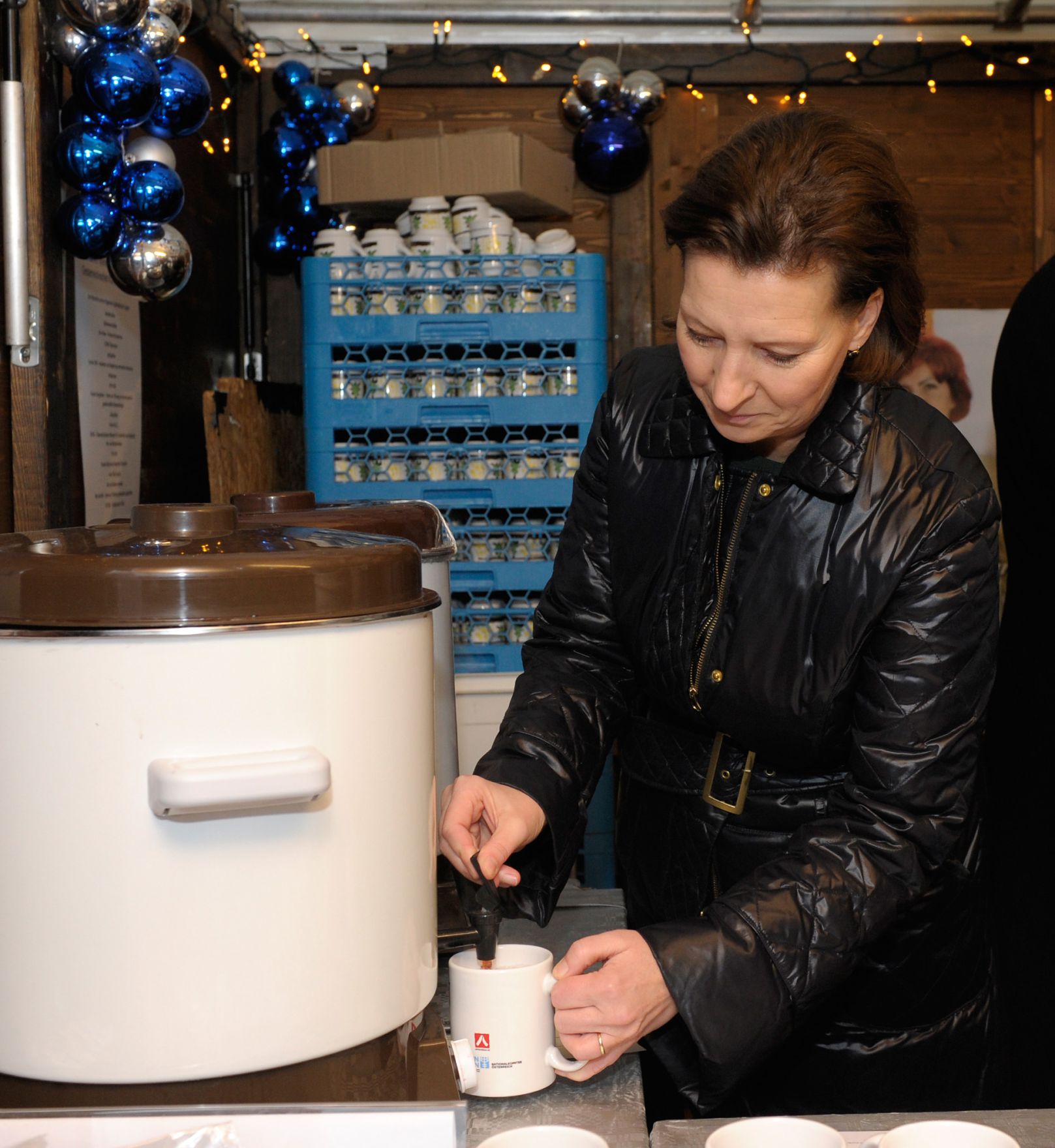 Am 21. Dezember 2012 schenkten Frauenministerin Gabriele Heinisch-Hosek (im Bild) und Sozialminister Rudolf Hundstorfer Punsch als Statement gegen &bdquo;Gewalt an Frauen/White Ribbon&ldquo; am Weihnachtsmarkt bei der Freyung, Wien aus.