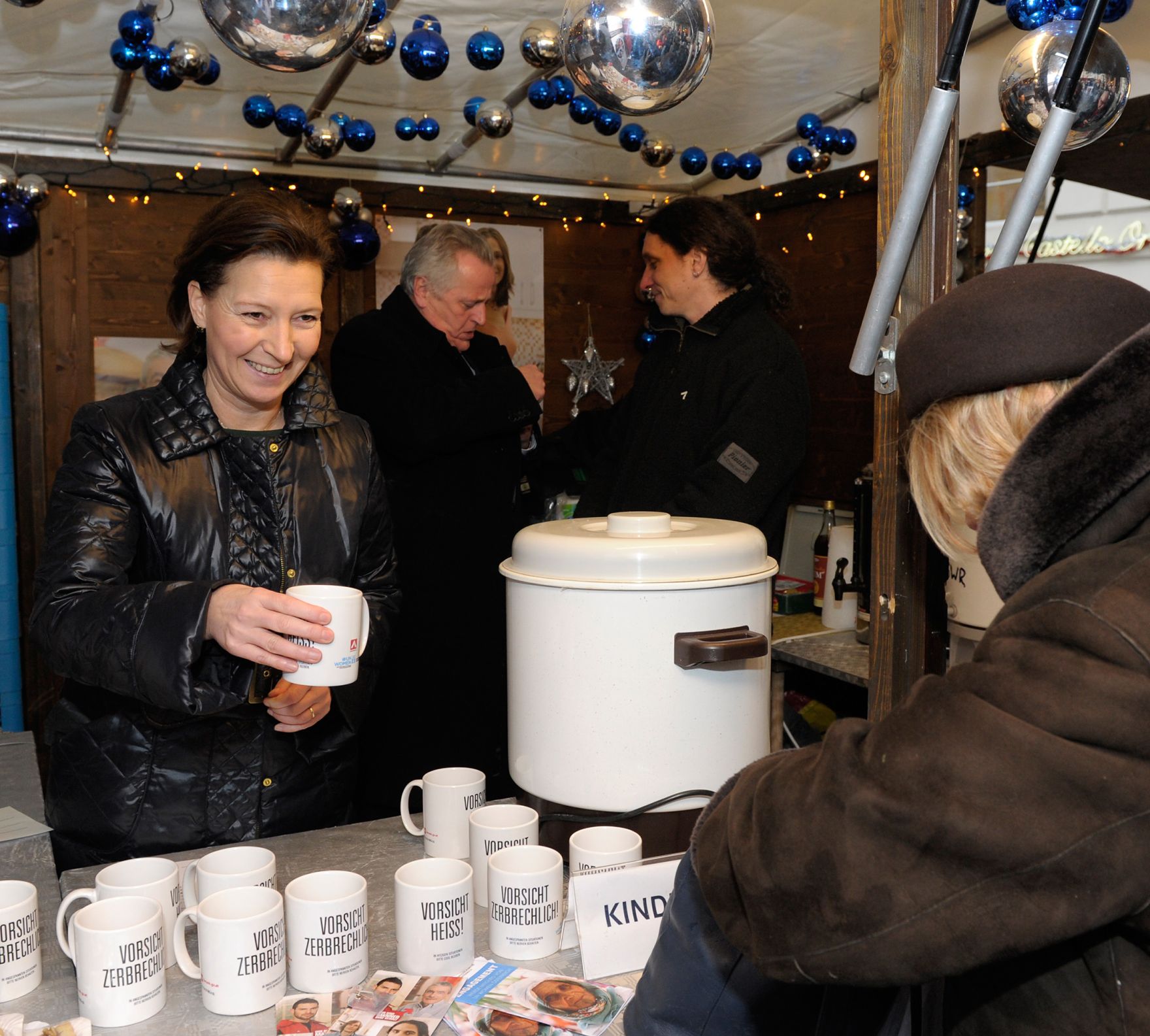 Am 21. Dezember 2012 schenkten Frauenministerin Gabriele Heinisch-Hosek (l.) und Sozialminister Rudolf Hundstorfer Punsch als Statement gegen &bdquo;Gewalt an Frauen/White Ribbon&ldquo; am Weihnachtsmarkt bei der Freyung, Wien aus.