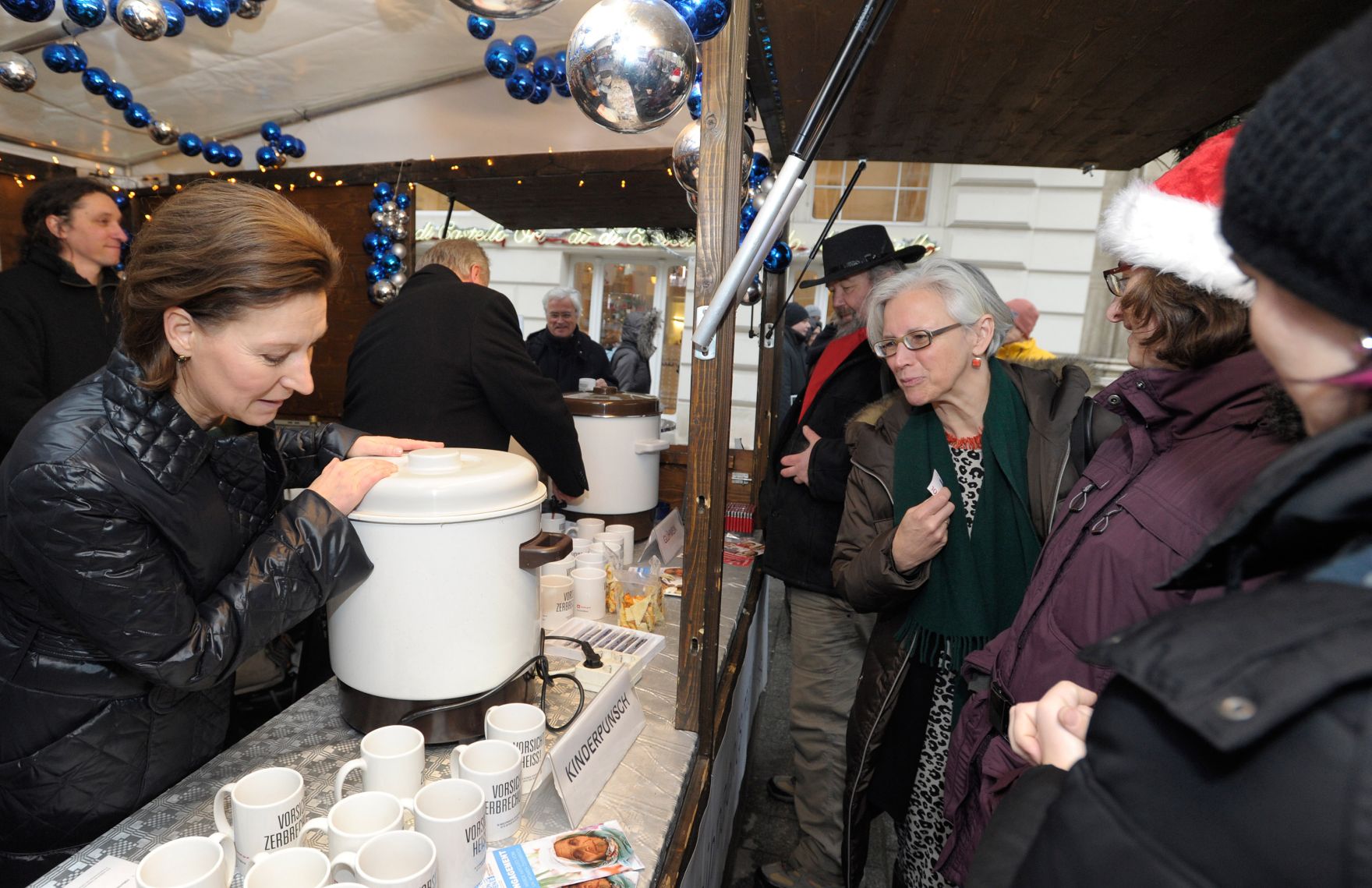 Am 21. Dezember 2012 schenkten Frauenministerin Gabriele Heinisch-Hosek (l.) und Sozialminister Rudolf Hundstorfer Punsch als Statement gegen &bdquo;Gewalt an Frauen/White Ribbon&ldquo; am Weihnachtsmarkt bei der Freyung, Wien aus.