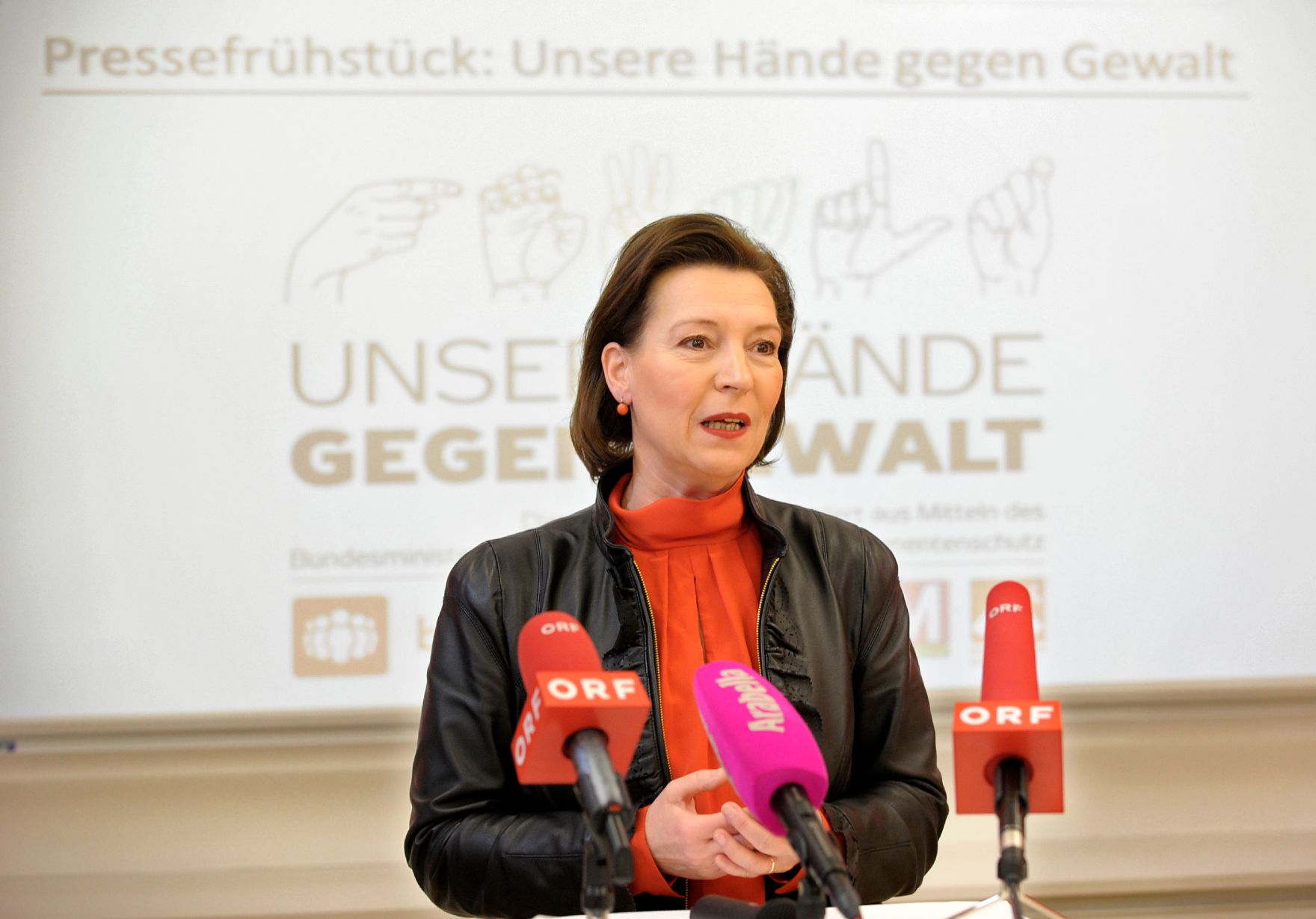 Am 7. M&auml;rz gaben Frauenministerin Gabriele Heinisch-Hosek (im Bild) und Sozialminister Rudolf Hundstorfer gemeinsam mit White Ribbon &Ouml;sterreich ein Pressefr&uuml;hst&uuml;ck zum Thema "Unsere H&auml;nde gegen Gewalt".