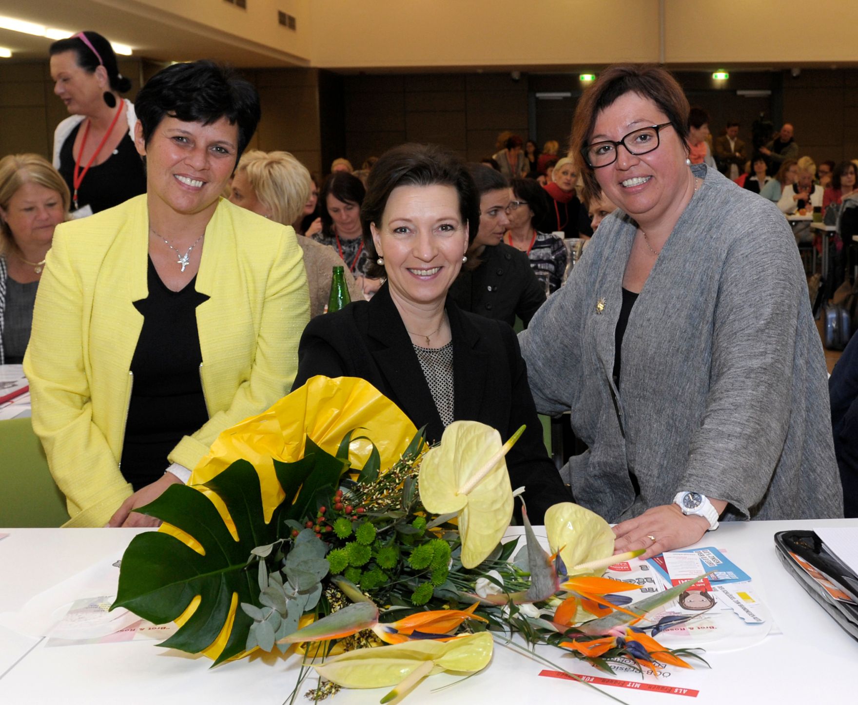Am 11. April 2013 hielt Frauenministerin Gabriele Heinisch-Hosek (m.) das Hauptreferat beim &Ouml;GB-Bundesfrauenkongress. Im Bild mit Renate Anderl (l.), Bundesfrauenvorsitzende der PRO-GE und Sabine Oberhauser (r.), Vizepr&auml;sidentin des &Ouml;GB.