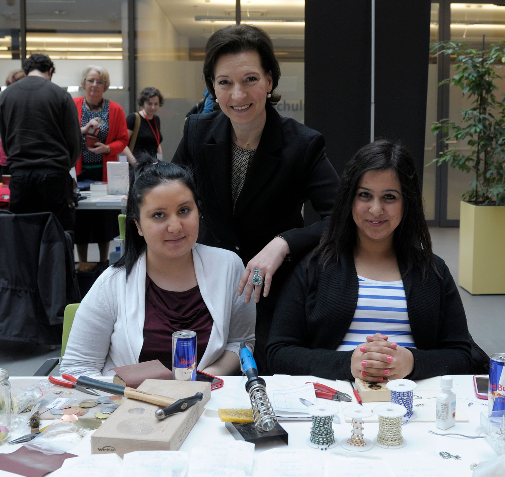 Am 11. April 2013 hielt Frauenministerin Gabriele Heinisch-Hosek das Hauptreferat beim &Ouml;GB-Bundesfrauenkongress. Im Bild mit zwei Teilnehmerinnen der Jungendwerkstatt Wien.